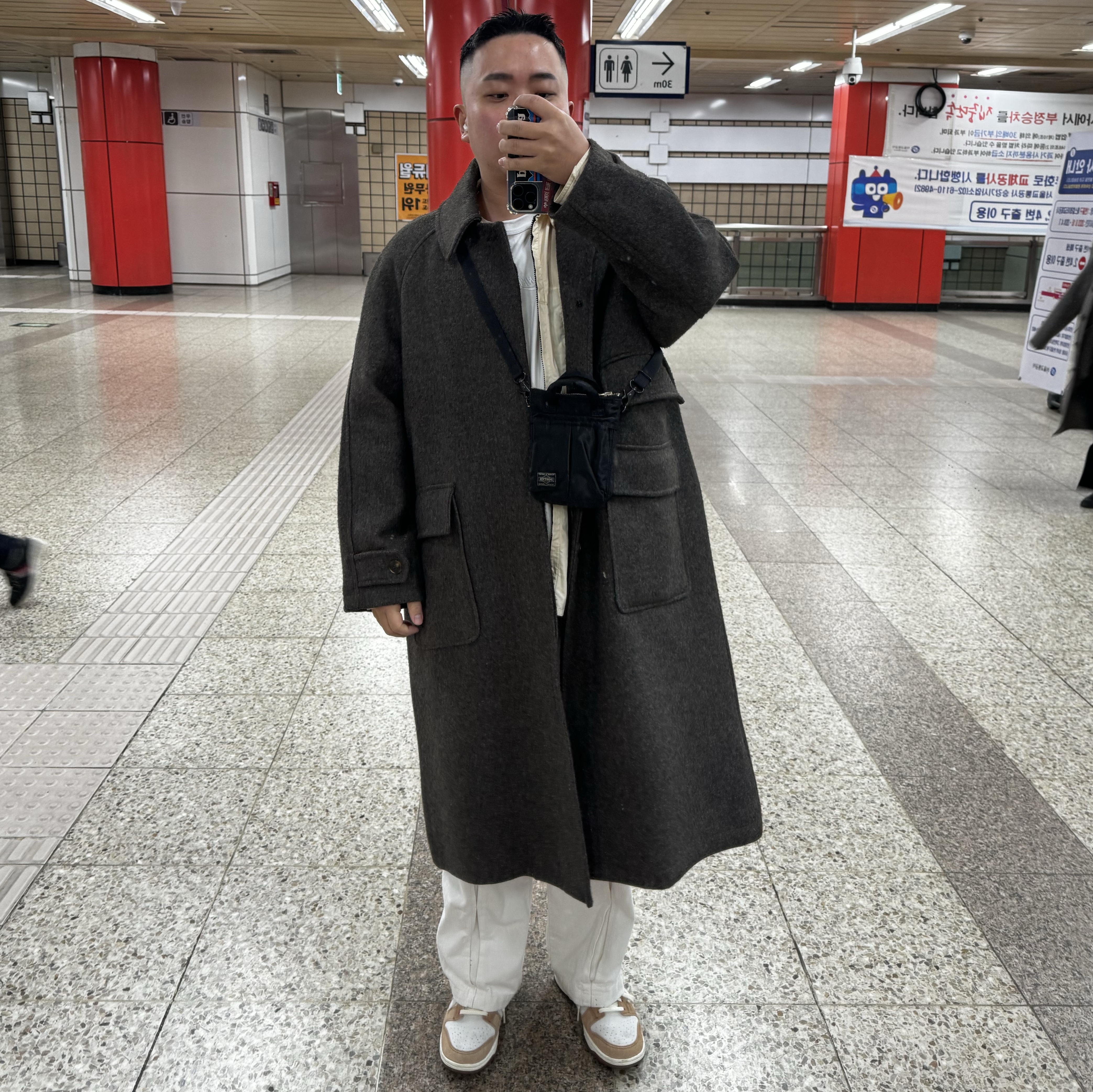 나이키 덩크 로우 프로 프리미엄 미디움 커리, 포터 하울 헬멧백 미니 블랙 착용 스타일