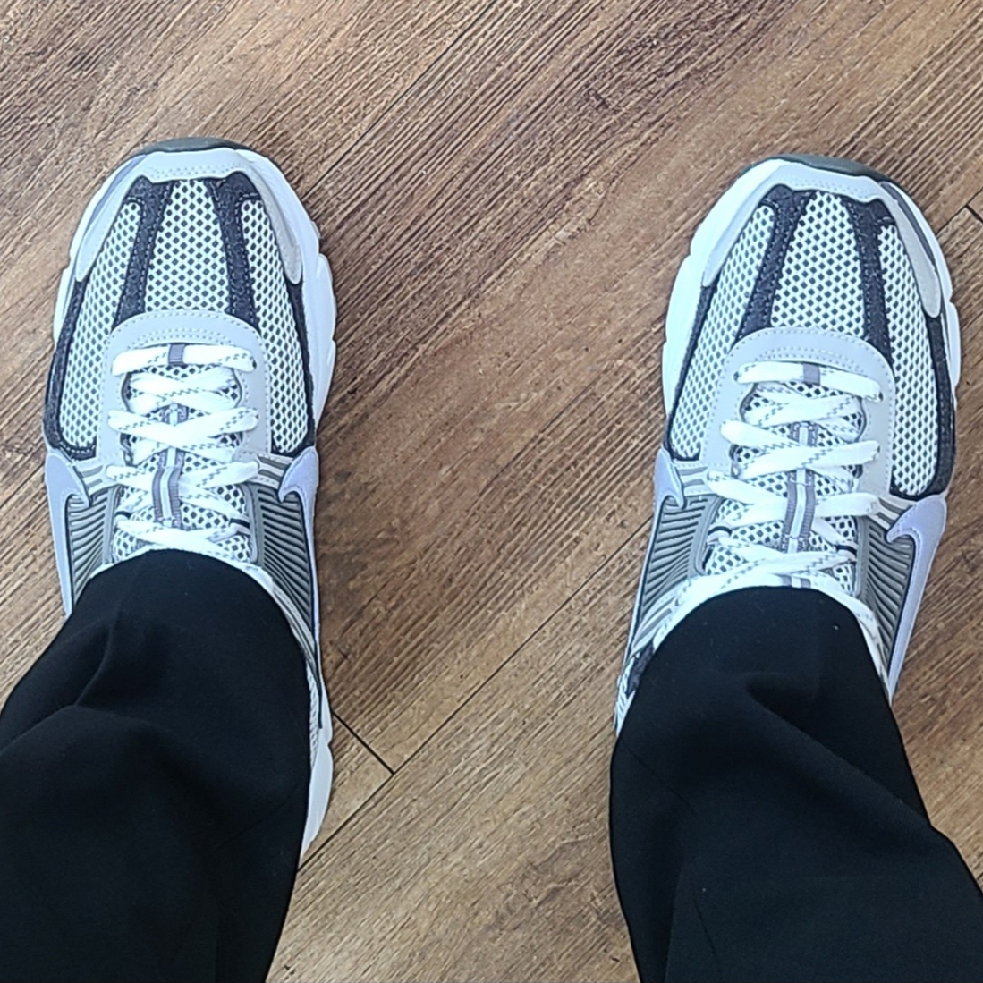 Nike Zoom Vomero 5 PRM Light Iron Ore and Flat Fewter 착용 스타일