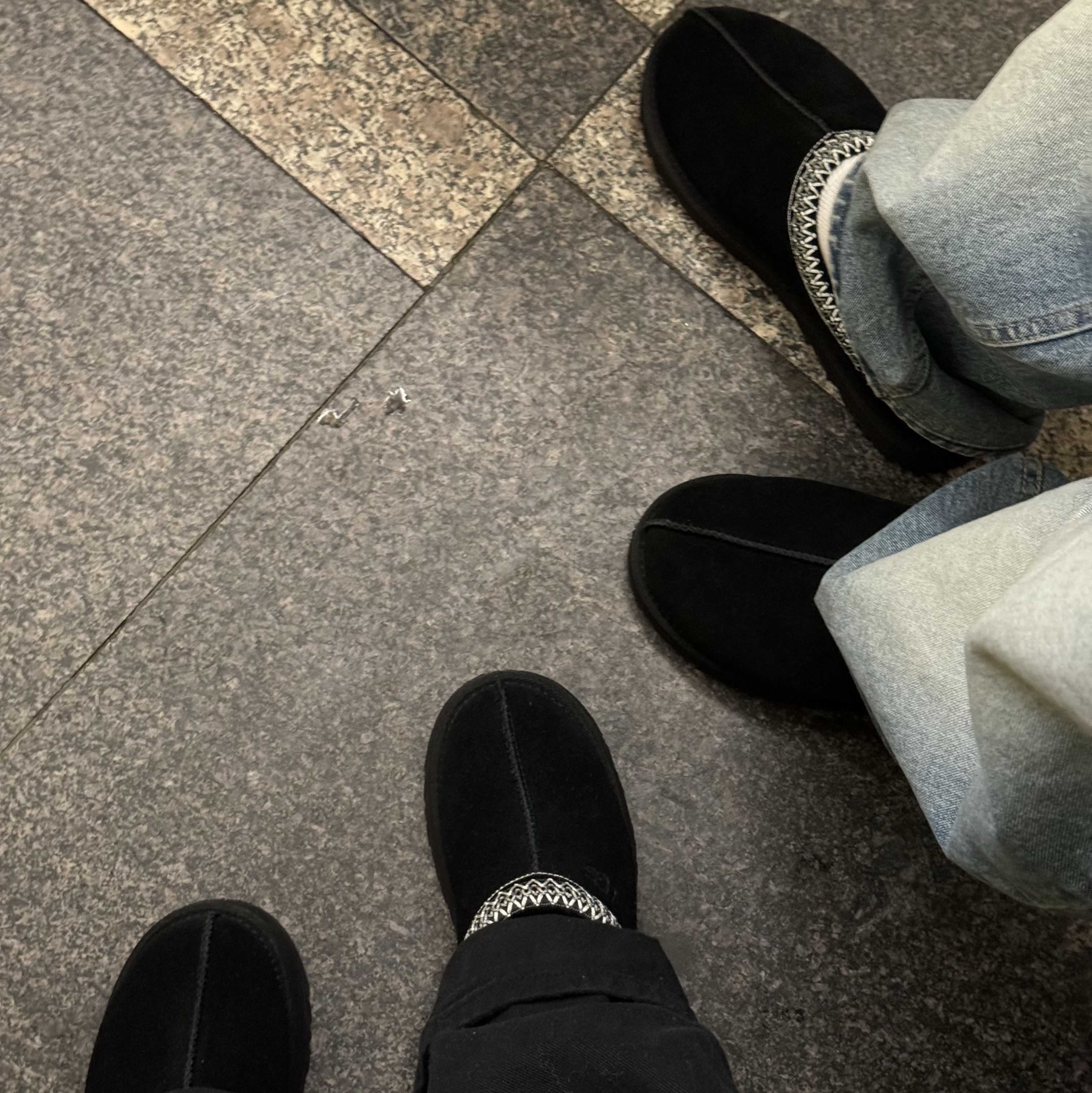 (W) UGG Tazz Slipper Black, UGG Tasman Black 착용 스타일