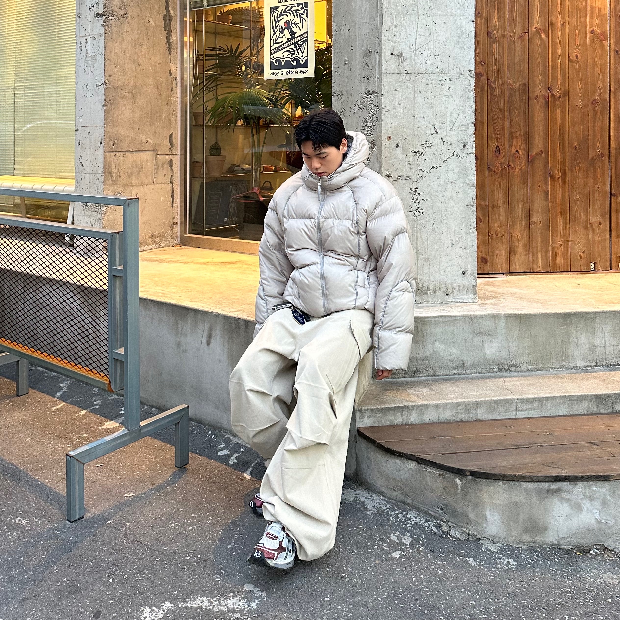 Balenciaga Runner Sneakers Grey Burgundy, Nonnod Side Zip Cargo Pants Beige 착용 스타일 - 2