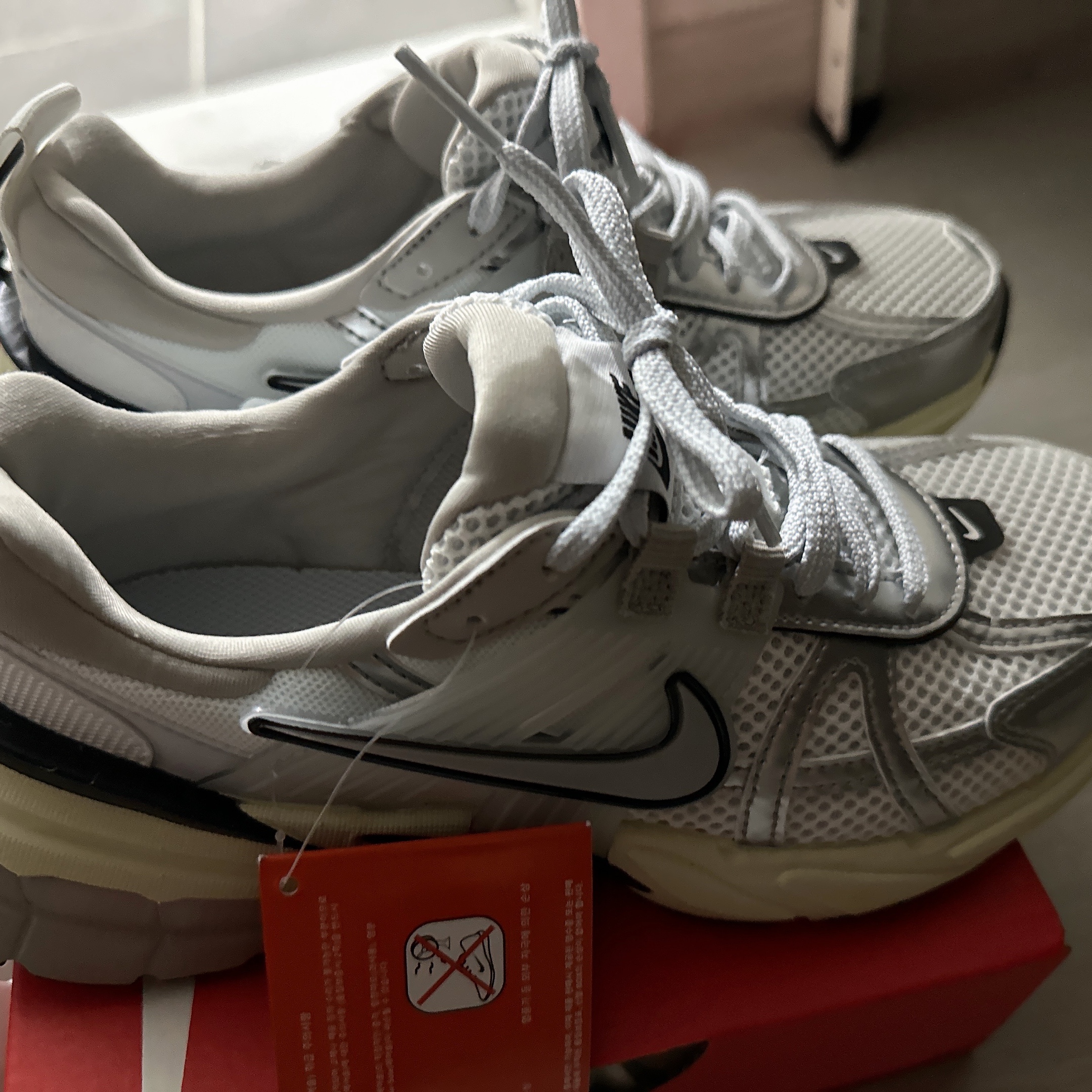 Nike V2K Run Summit White Metallic Silver 착용 스타일 - 3