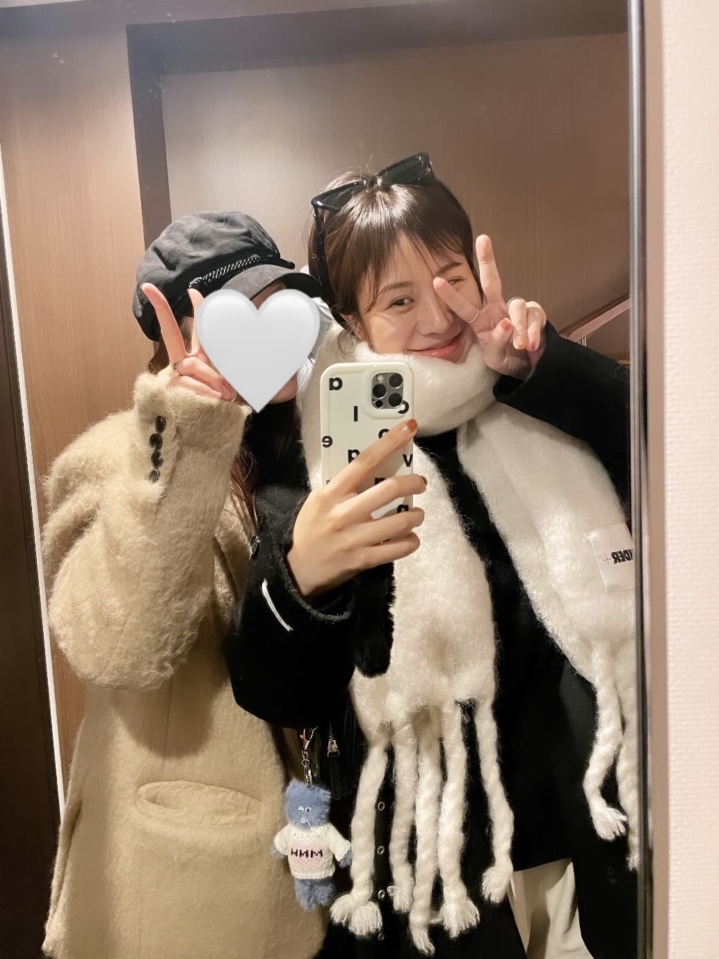 Monamhee Love Flexy Keyring Blue, Jil Sander + Logo Long Handknit Wool Mohair Muffler Optic White 착용 스타일