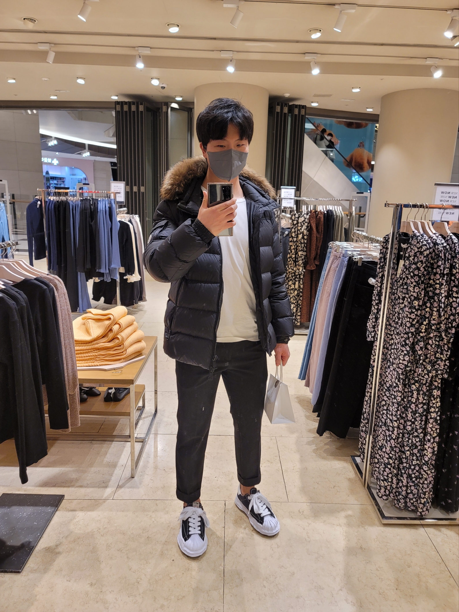 Moncler Marque Short Down Jacket Black - 20FW, Maison Mihara Yasuhiro Blakey OG Sole Canvas Low-top Sneakers Black White 착용 스타일