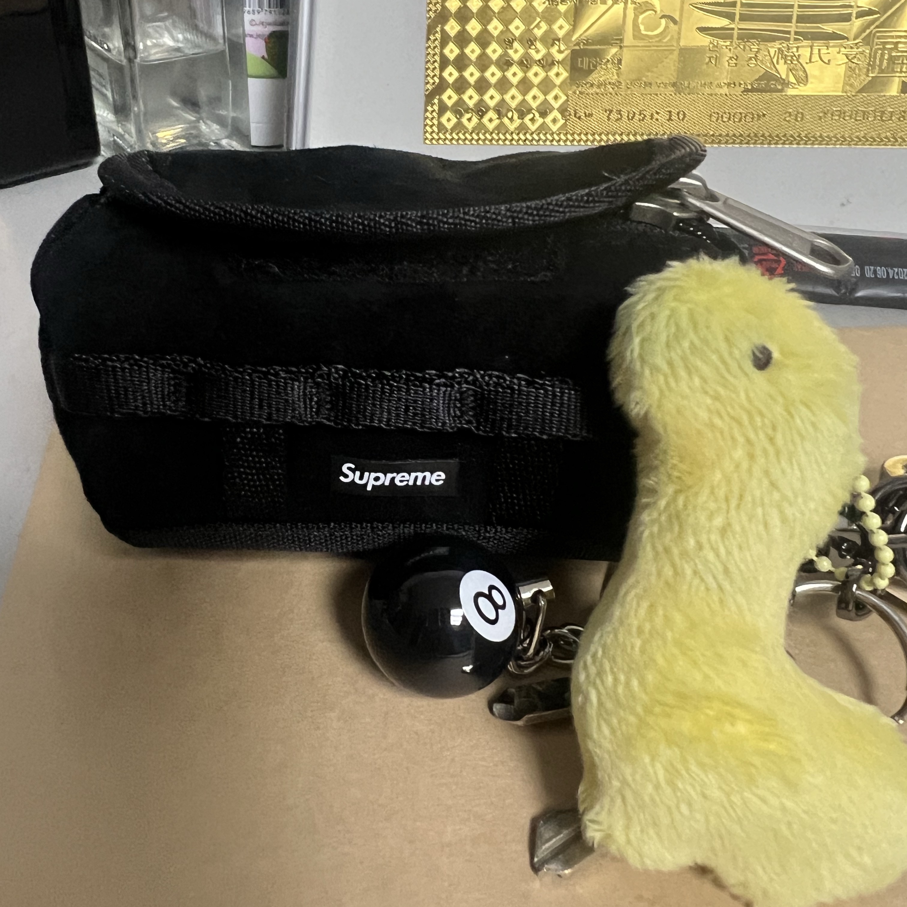 Supreme x The North Face Suede Base Camp Duffle Keychain Black - 23FW, Stussy 8 Ball Keychain Black 착용 스타일
