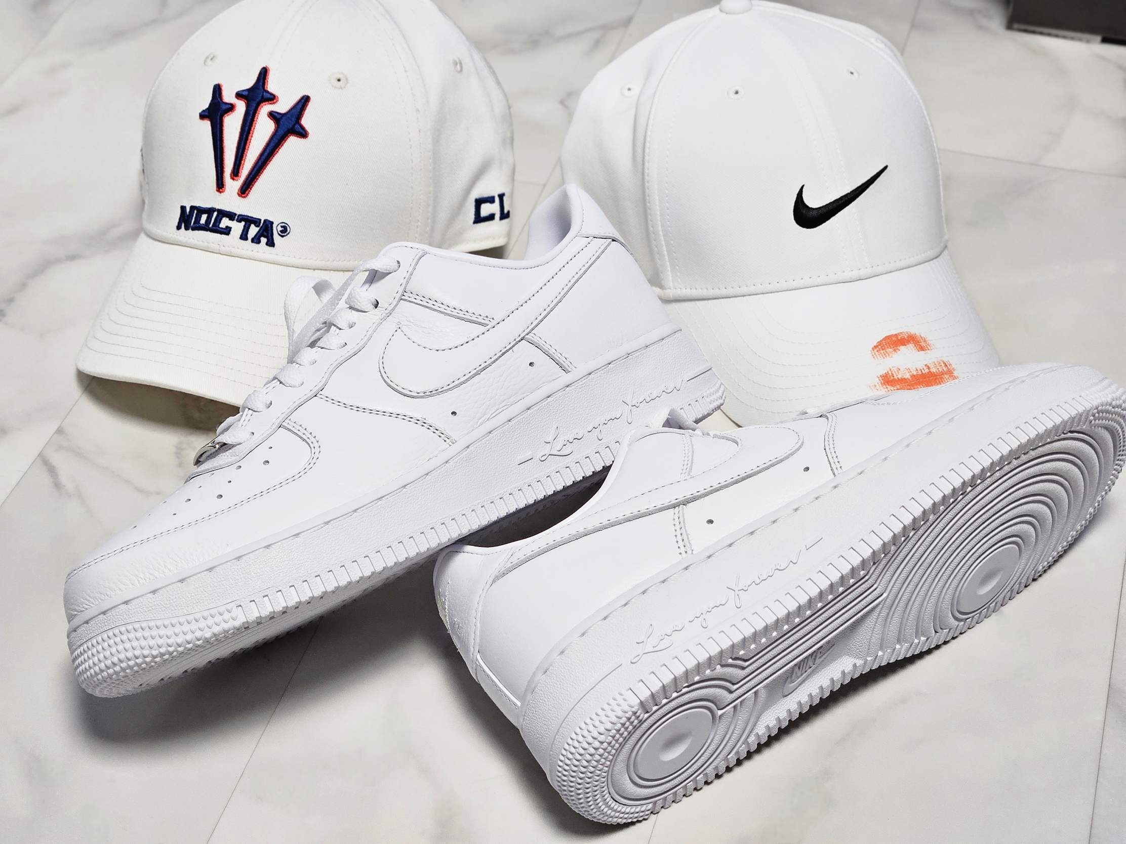 Nike x Drake Nocta Air Force 1 Low SP Certified Lover Boy White, Nike x Drake Nocta NRG LU L91 Cap White 착용 스타일 - 1