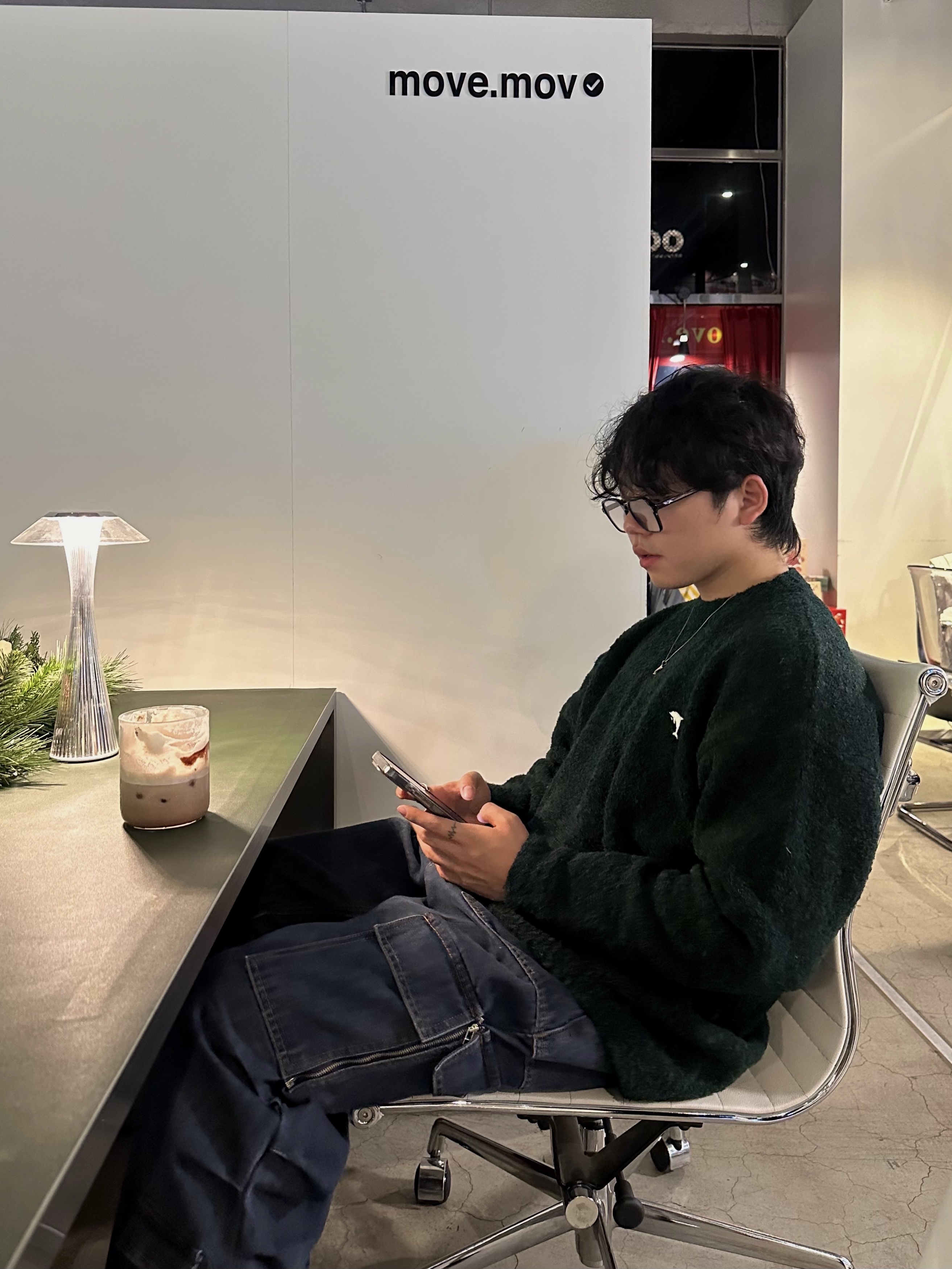 젠틀 몬스터 칼 01 블랙, 밀로 아카이브 플러피 포인트 베어 키링 딥 브라운 착용 스타일 - 3