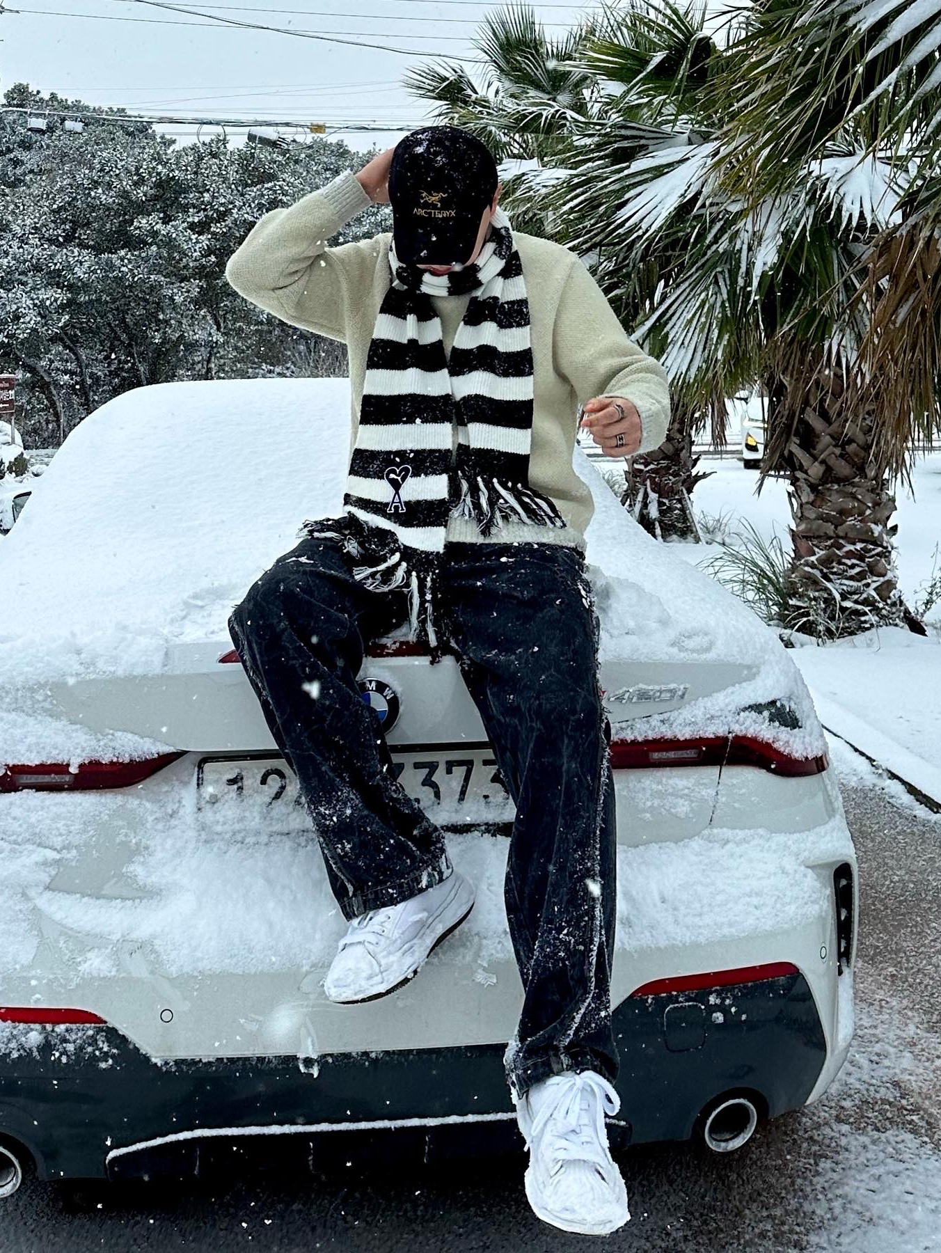 Stussy 8 Ball Heavy Brushed Mohair Sweater Cream, Maison Mihara Yasuhiro Blakey OG Sole Canvas Low-top Sneakers White 착용 스타일 - 4