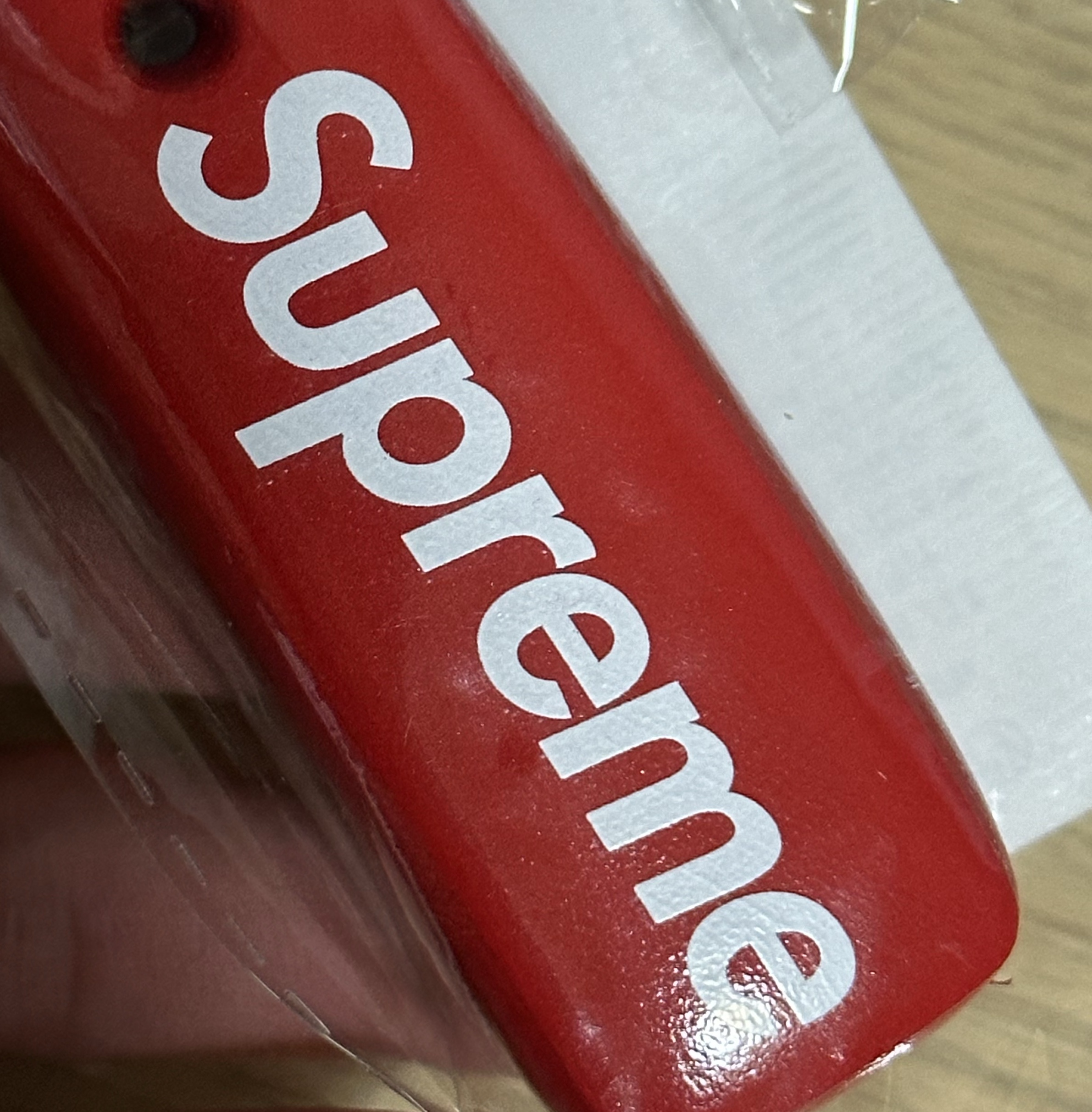 Supreme Floating Keychain Red - 23FW 착용 스타일
