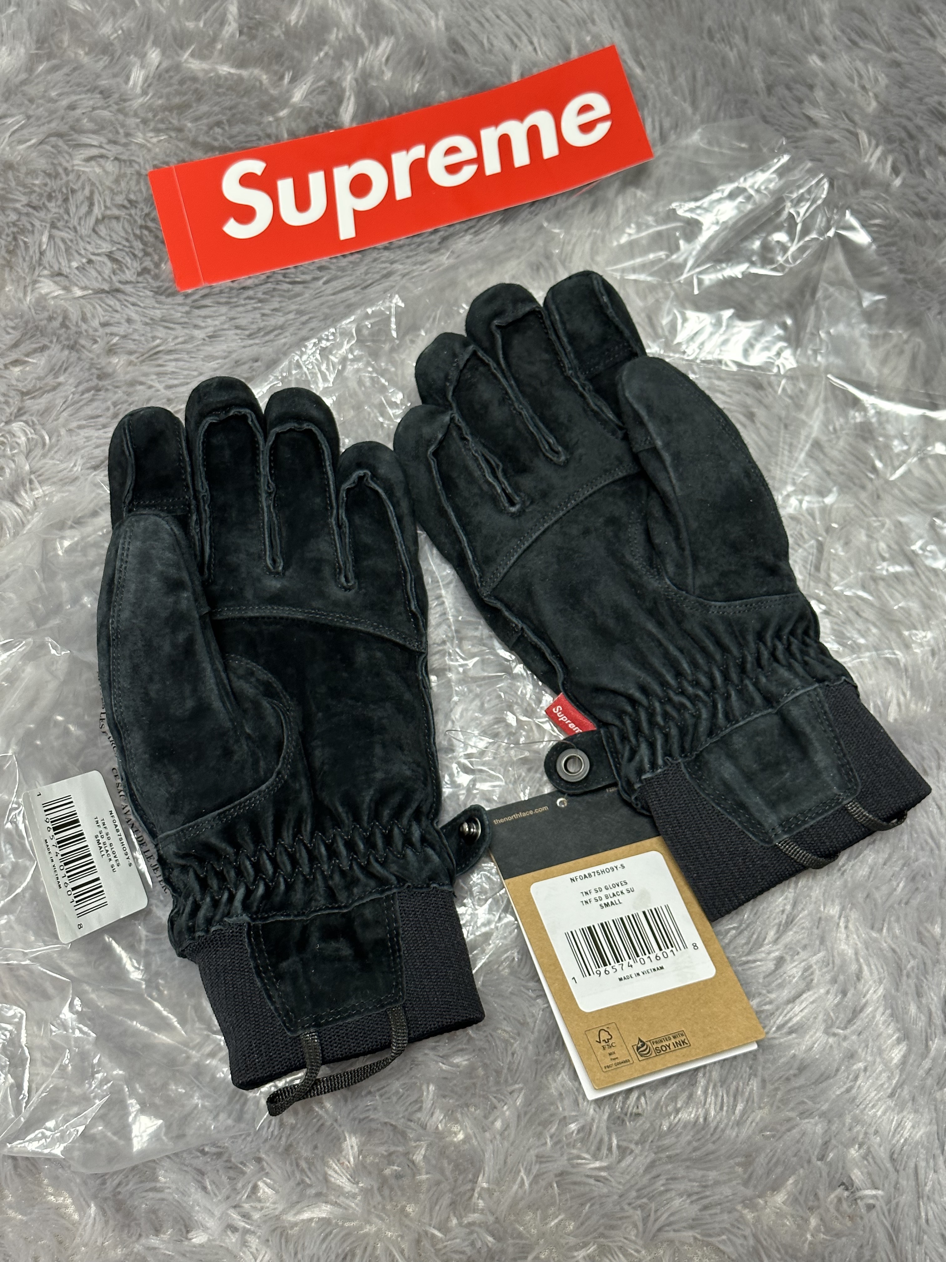 Supreme x The North Face Suede Glove Black - 23FW 착용 스타일 - 2