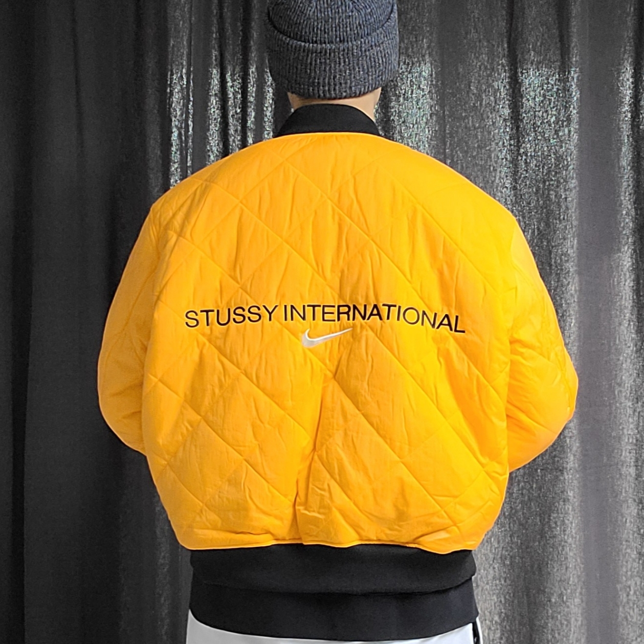Nike x Stussy Reversible Jacket Medium Olive (FJ9153-222) 착용 스타일 - 2