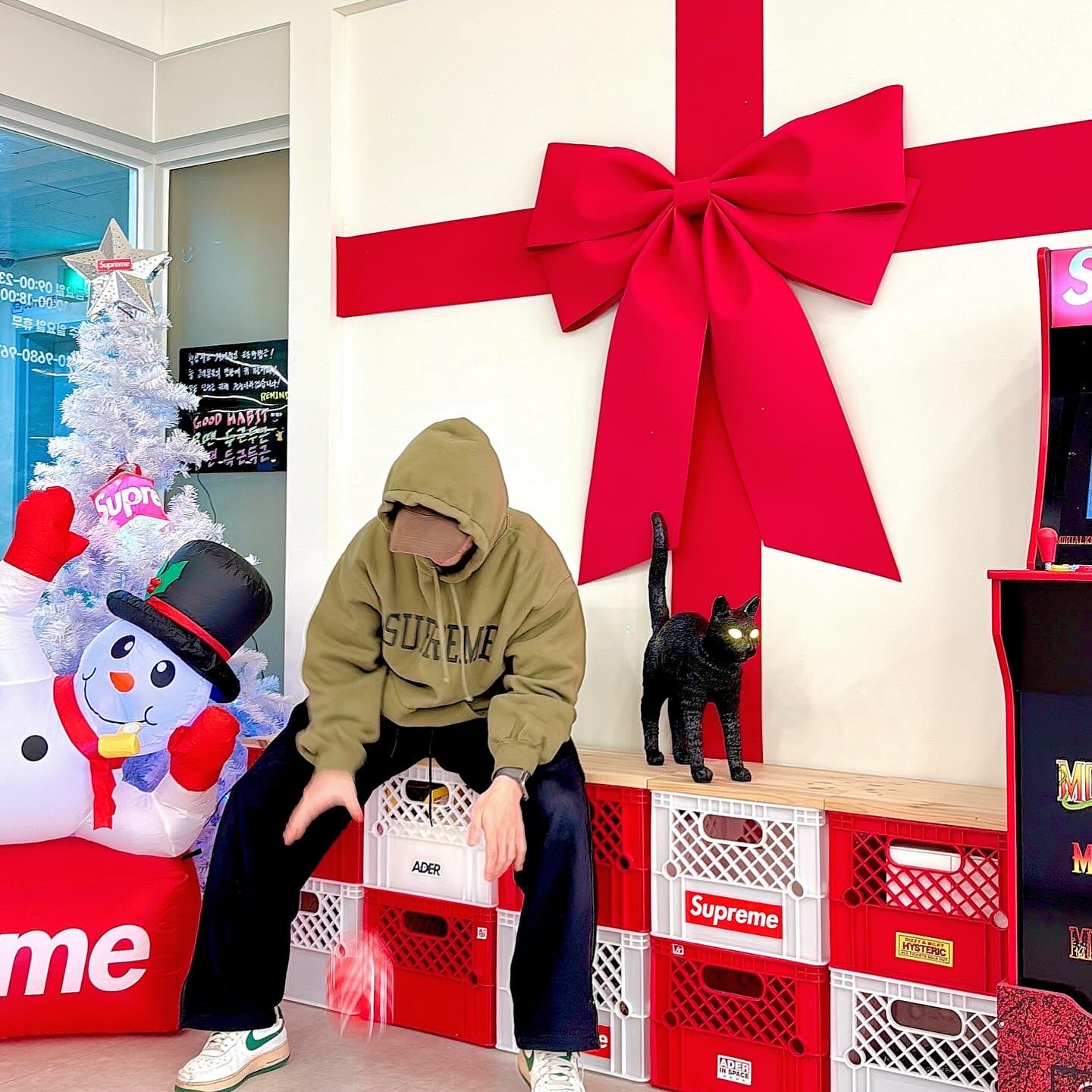 The Museum Visitor Corduroy Ball Cap Brown, Supreme Varsity Hooded Sweatshirt Dark Olive - 23FW 착용 스타일 - 1
