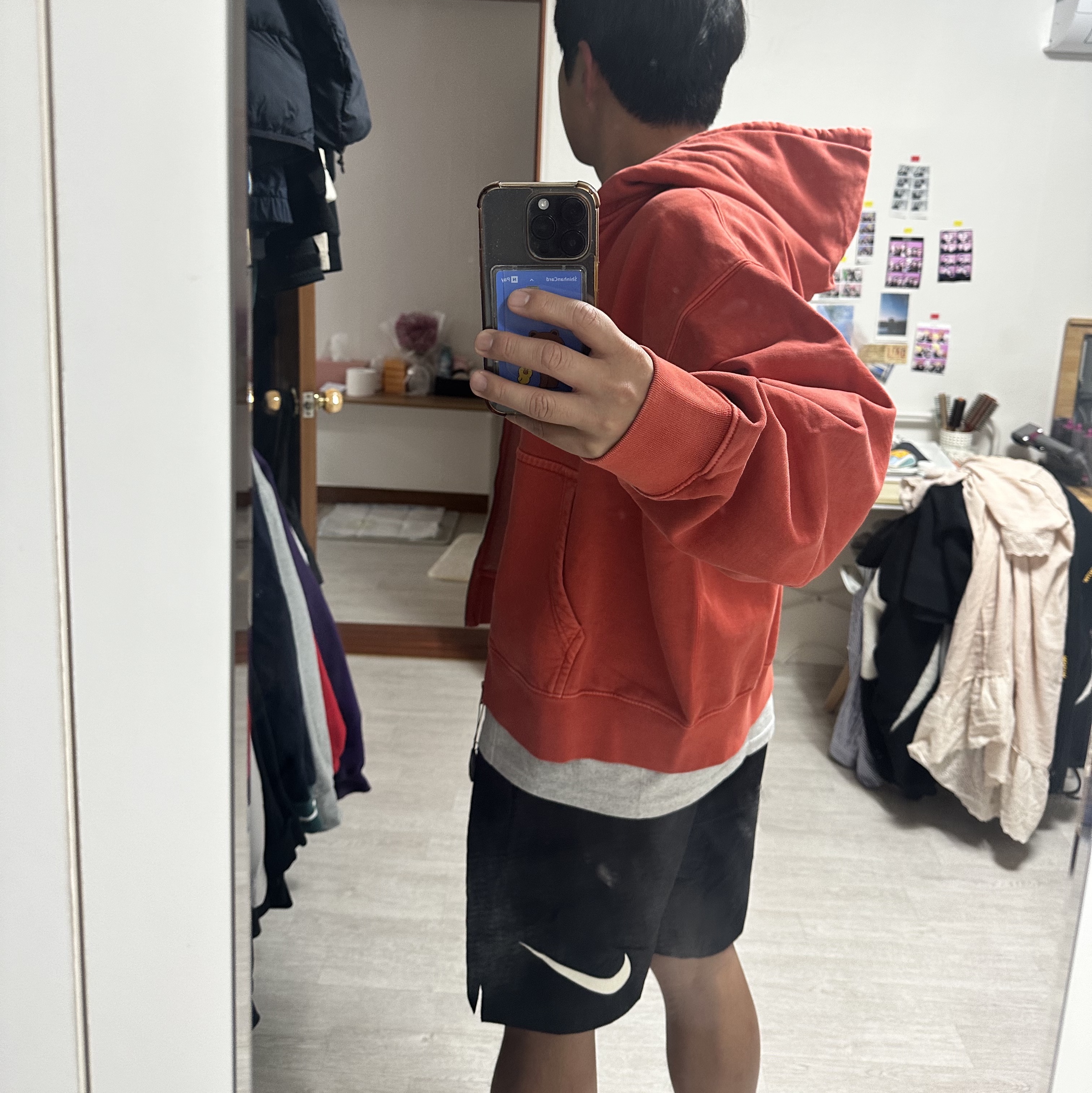 나이키 x 스투시 풀 집 피그먼트 다이드 플리스 후드 하바네로 레드 (FJ9161-642), 나이키 x 스투시 쇼츠 블랙 (FJ9167-010) 착용 스타일 - 1