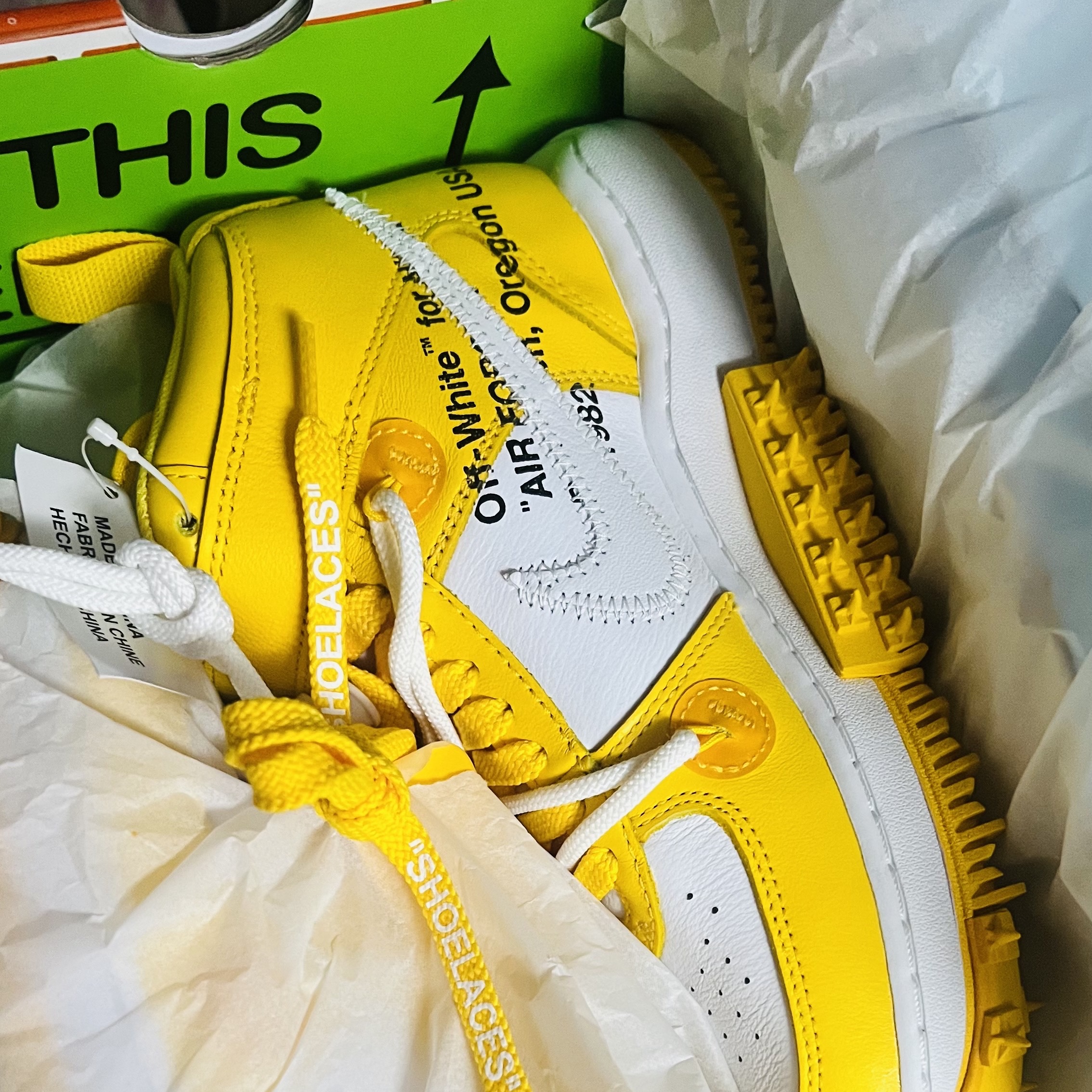 Nike x Off-White Air Force 1 Mid SP Leather Varsity Maize 착용 스타일