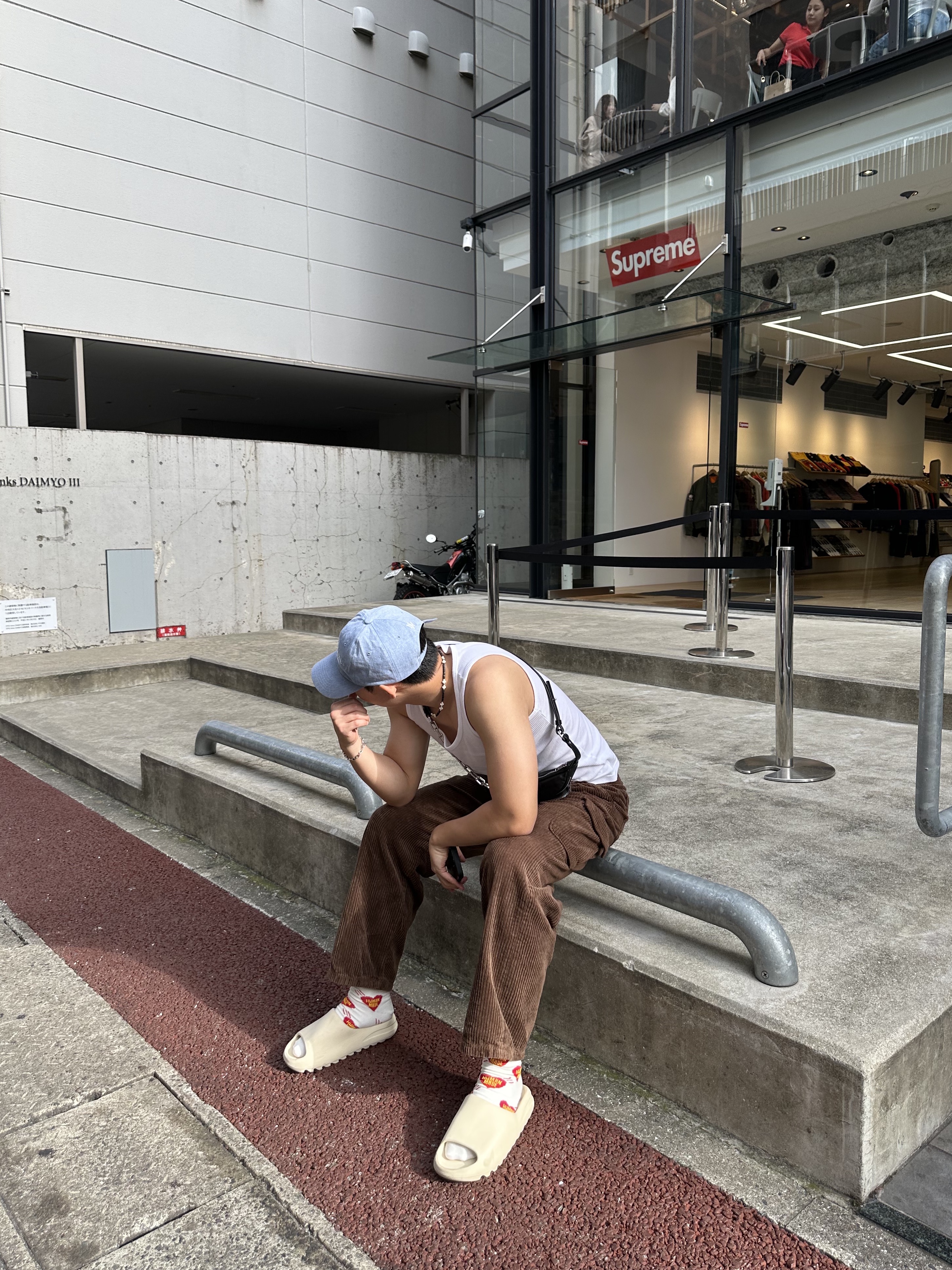 Adidas Yeezy Slide Bone 2022/2023 착용 스타일 - 2