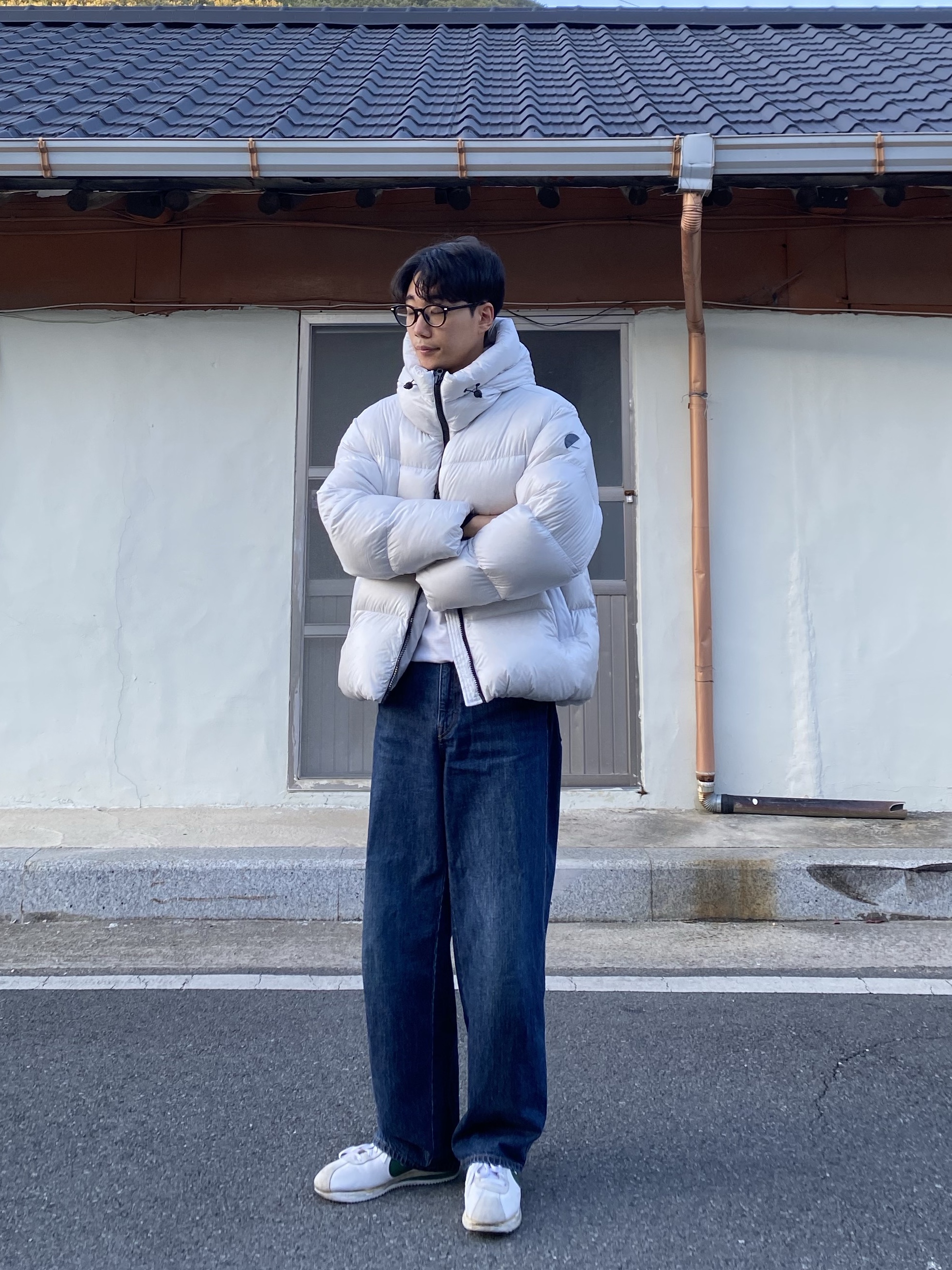 Nike x Stranger Things Classic Cortez Hawkins High School 착용 스타일