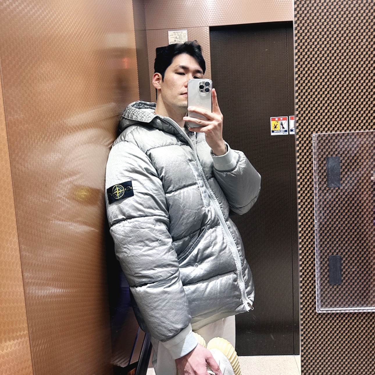스톤 아일랜드 43619 나일론 메탈 에코닐 재생 나일론 다운 자켓 라이트 그레이 - 22FW 착용 스타일