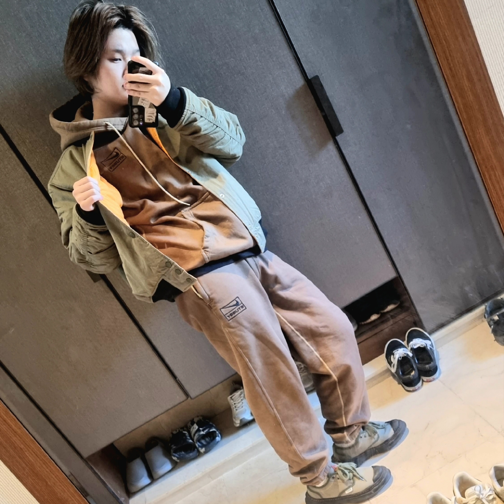 Nike x Stussy Reversible Jacket Medium Olive (FJ9153-222), Nike x Stussy NRG RA Washed Pullover Hoodie Volt (DM1021-702) 착용 스타일 - 2