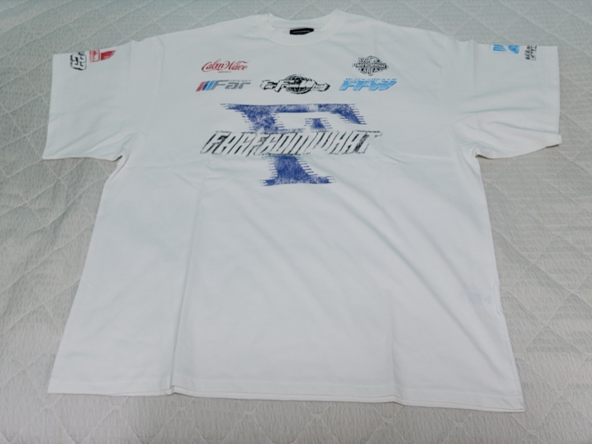 Farfromwhat Far Washed Sponsor Logo T-Shirt White 착용 스타일