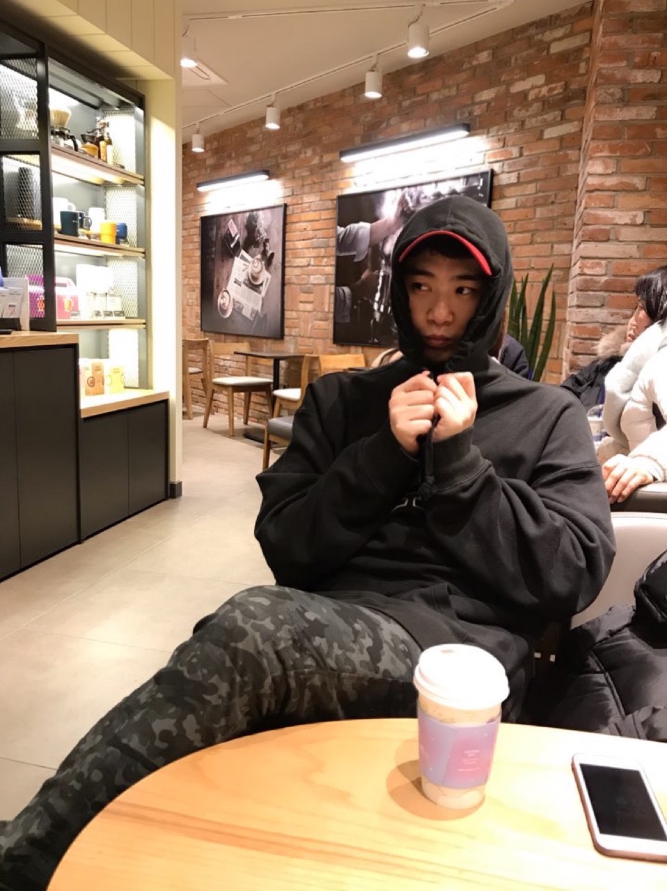 Yeezy Gap Hoodie Black, Carhartt WIP Aviation Pants Laurel Camo 착용 스타일