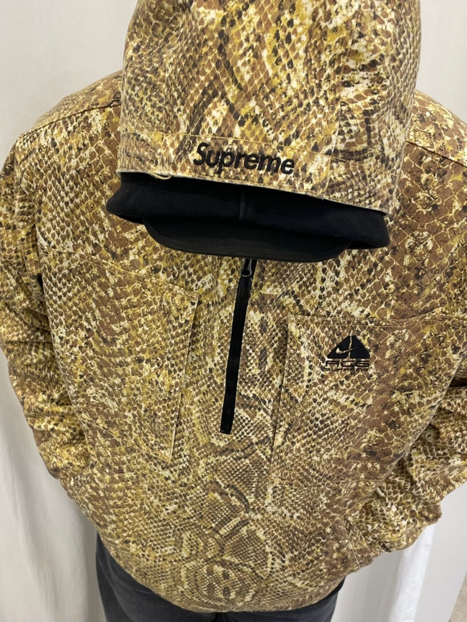 Supreme x Nike ACG Denim Pullover Gold Snakeskin - 22FW 착용 스타일