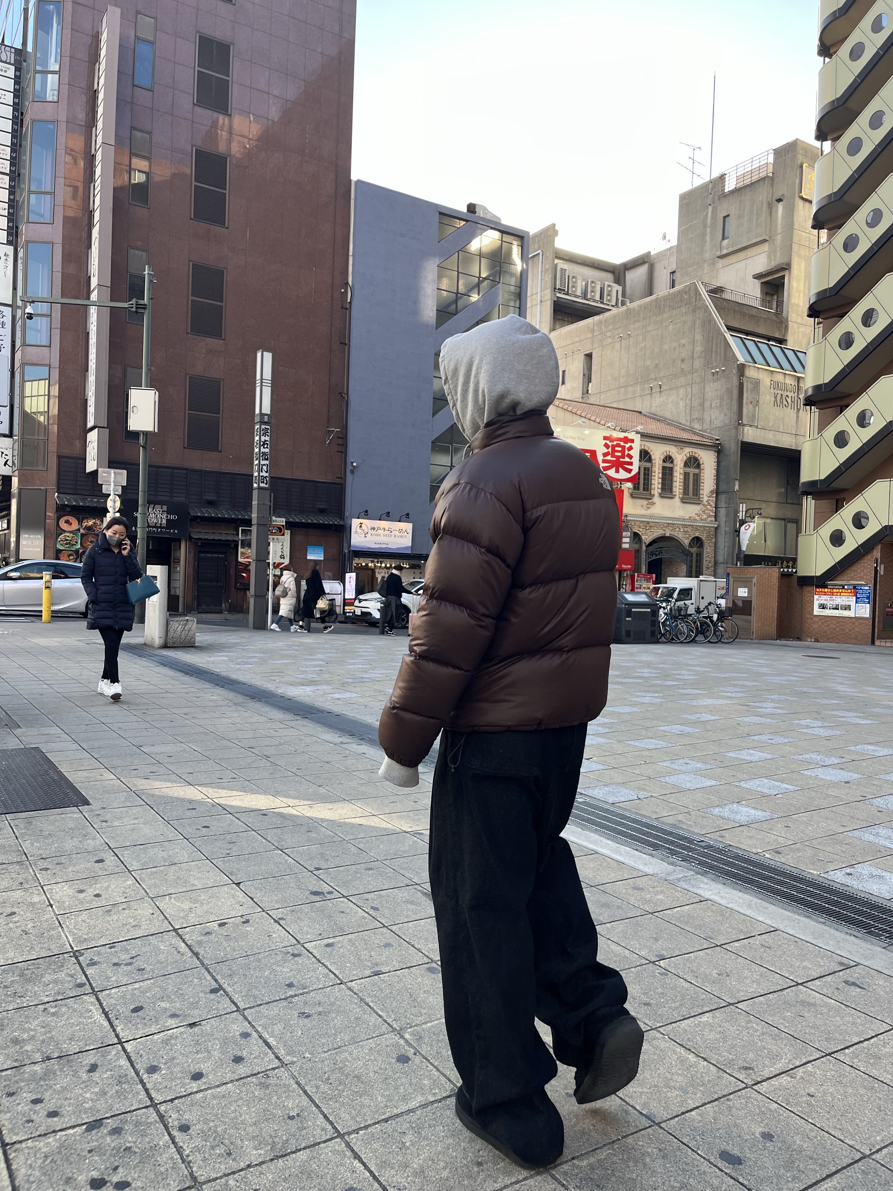 The North Face 1996 Retro Nuptse Jacket Dark Oak, Nike x Stussy NRG RA Pullover Hoodie Dark Grey Heather (DJ9488-063) 착용 스타일 - 1