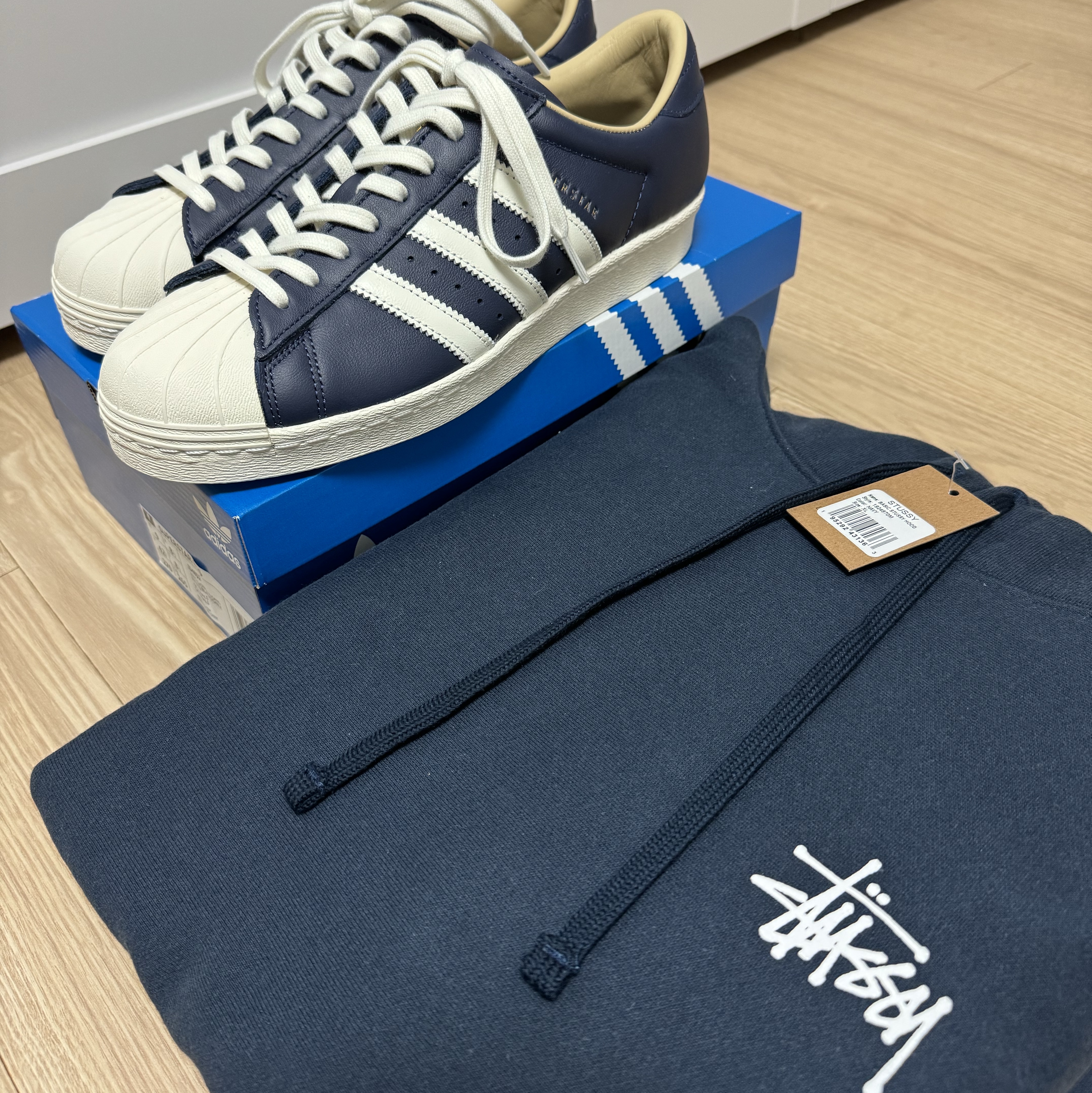 Adidas Superstar 80s Tany Night Indigo Off White, Stussy Basic Stussy Hoodie Navy 2023 착용 스타일 - 1