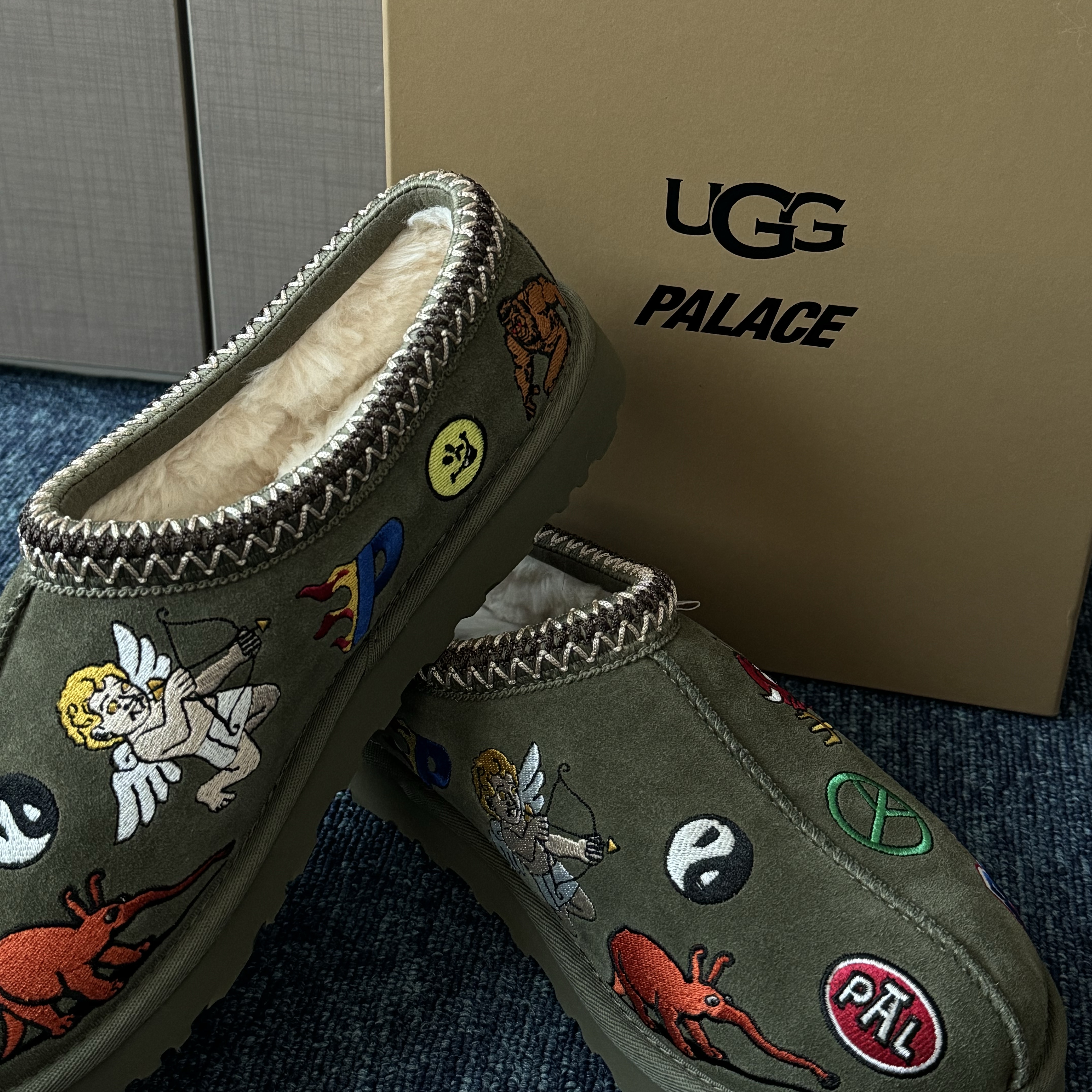 UGG x Palace Tasman Slipper Burnt Olive 착용 스타일