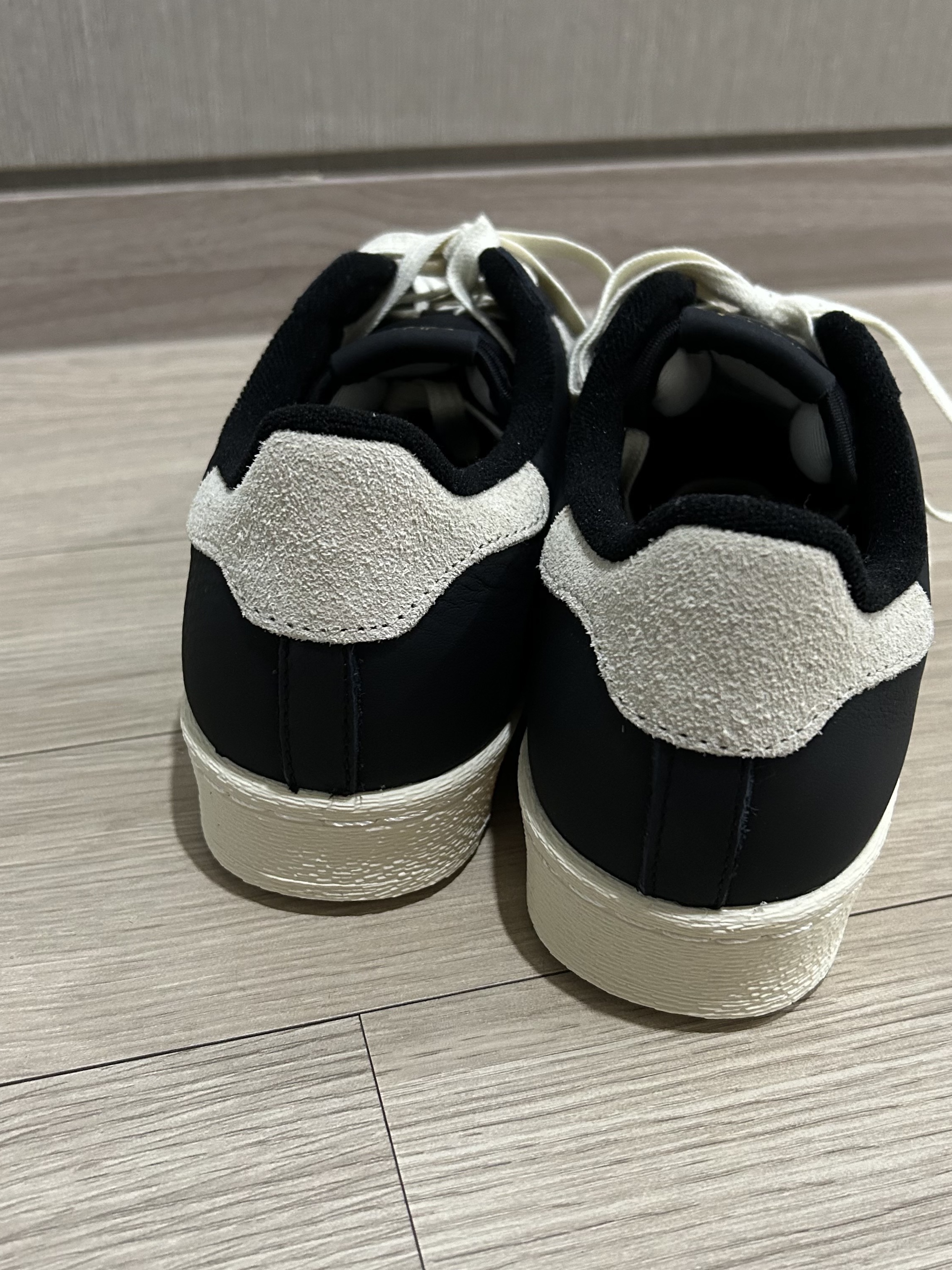 Adidas Superstar 82 Black White 착용 스타일 - 3