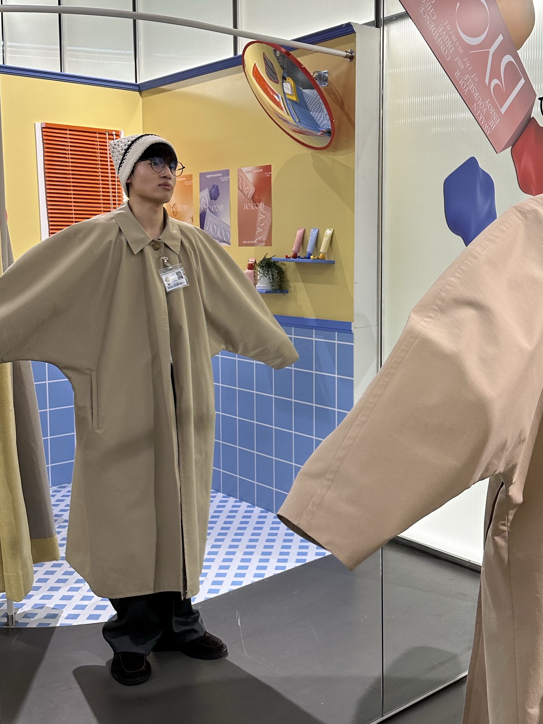 STU Hook Dolman Coat Beige with Name Tag, STU Suede Peny Loafers Brown 착용 스타일 - 2