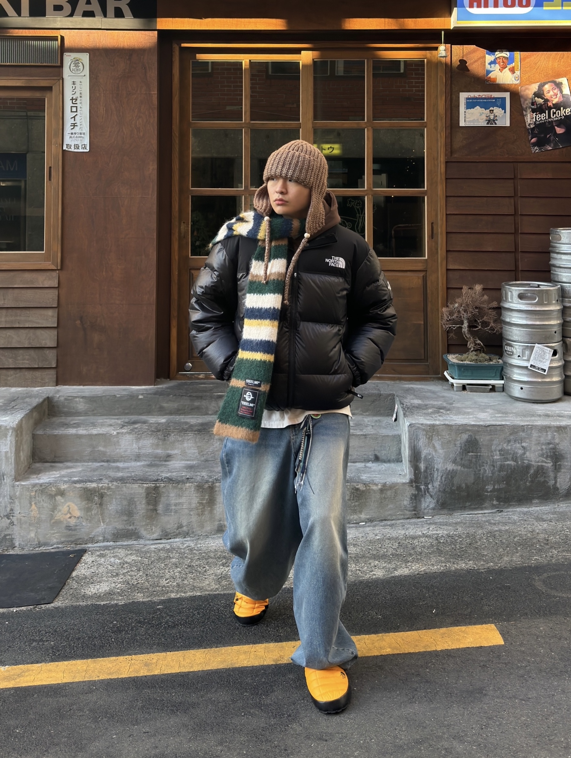 The North Face Thermoball Traction Mule V Summit Gold 착용 스타일 - 2