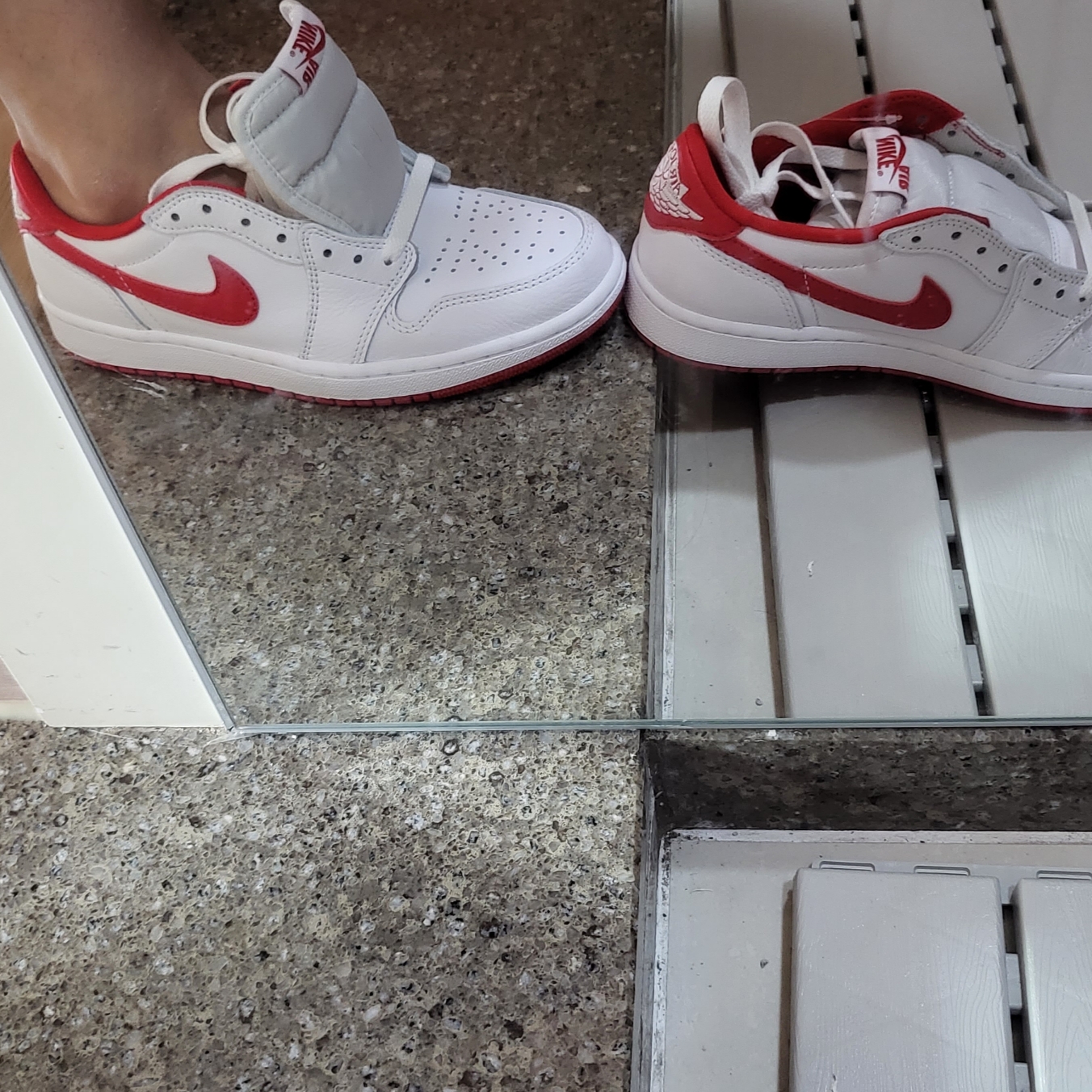 Jordan 1 Retro Low OG University Red, (W) Nike Dunk Low Vintage Black and White 착용 스타일 - 1