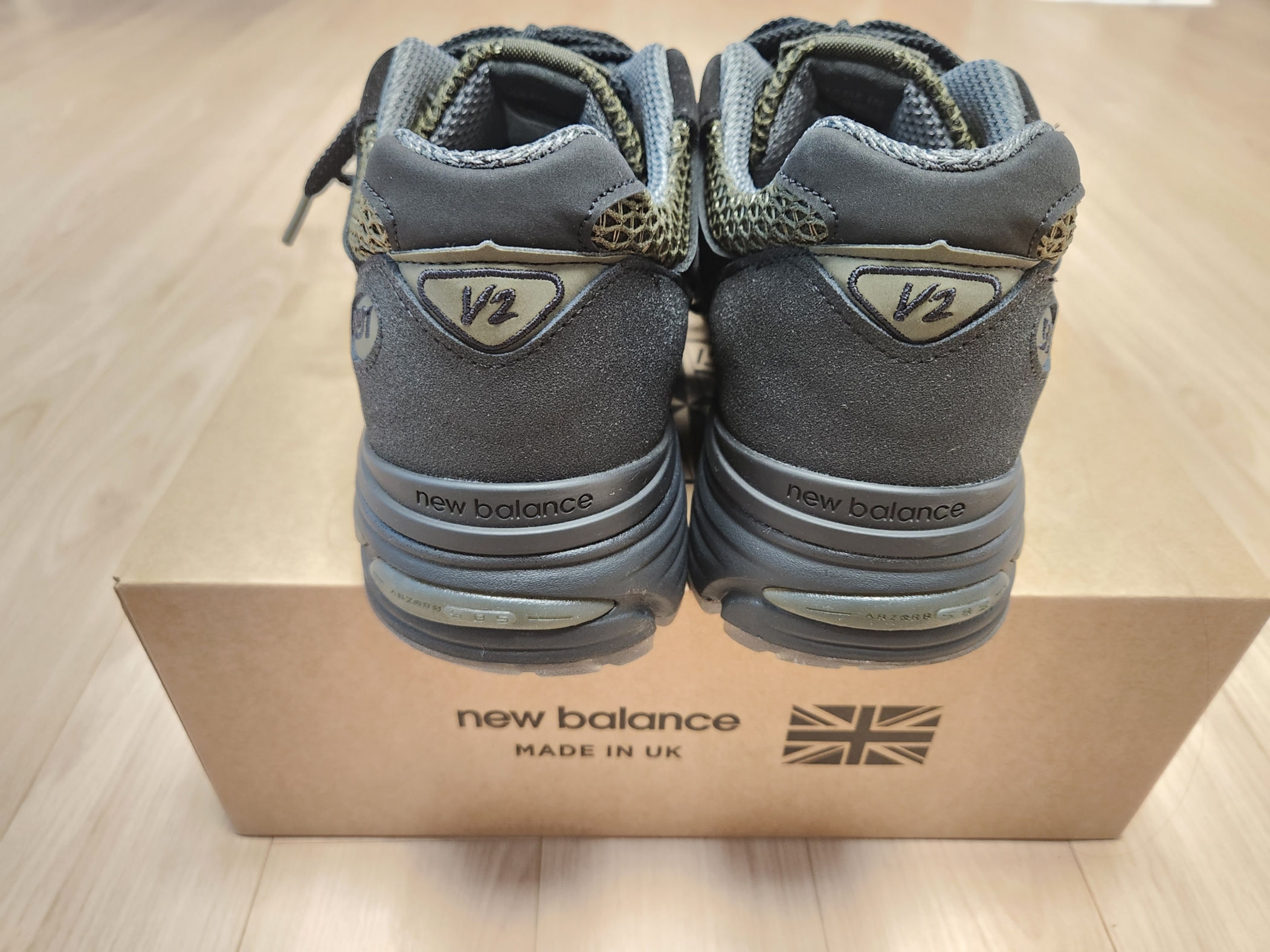 New Balance x Stone Island 991v2 Made in UK Black Olive Night 착용 스타일 - 4