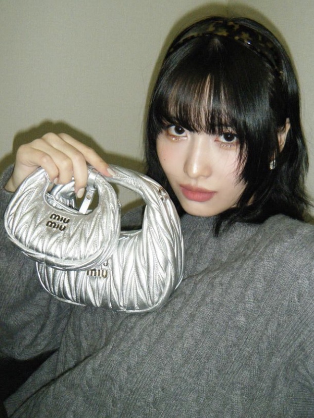 Miu Miu Wander Matelasse Nappa Leather Mini Hobo Bag Silver 착용 스타일