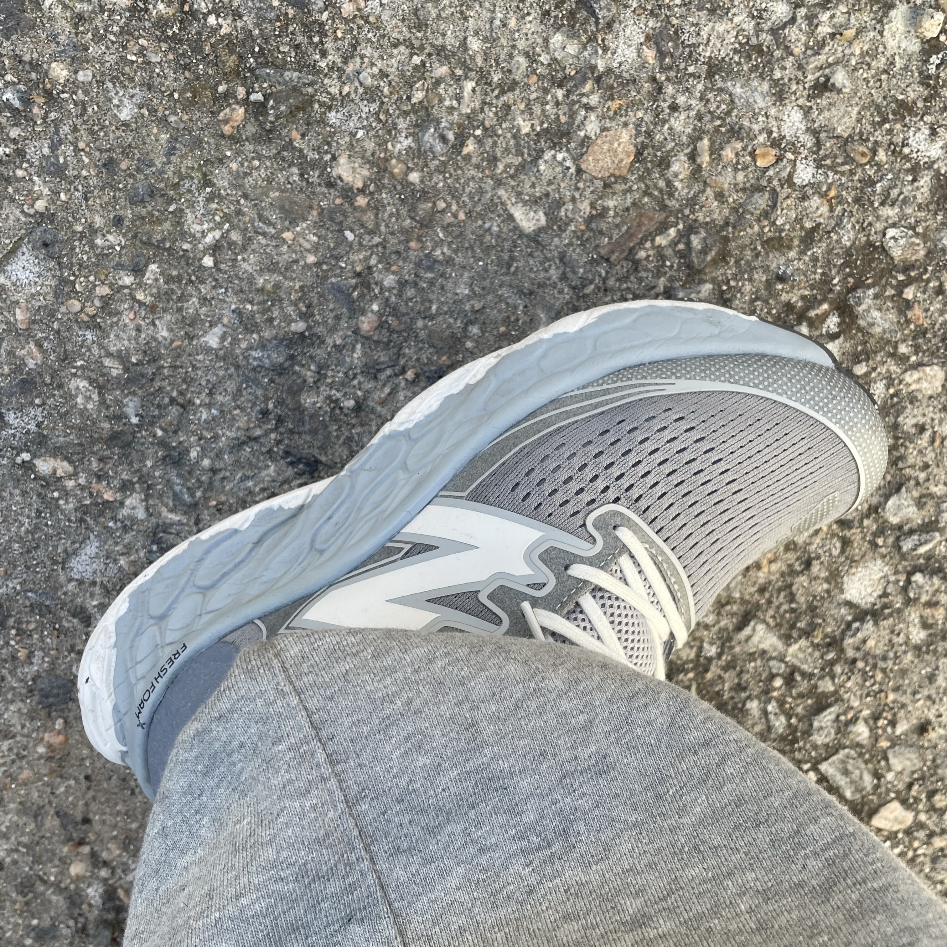 New Balance Fresh Foam X More Trail v3 Slate Grey Concrete 착용 스타일 - 2