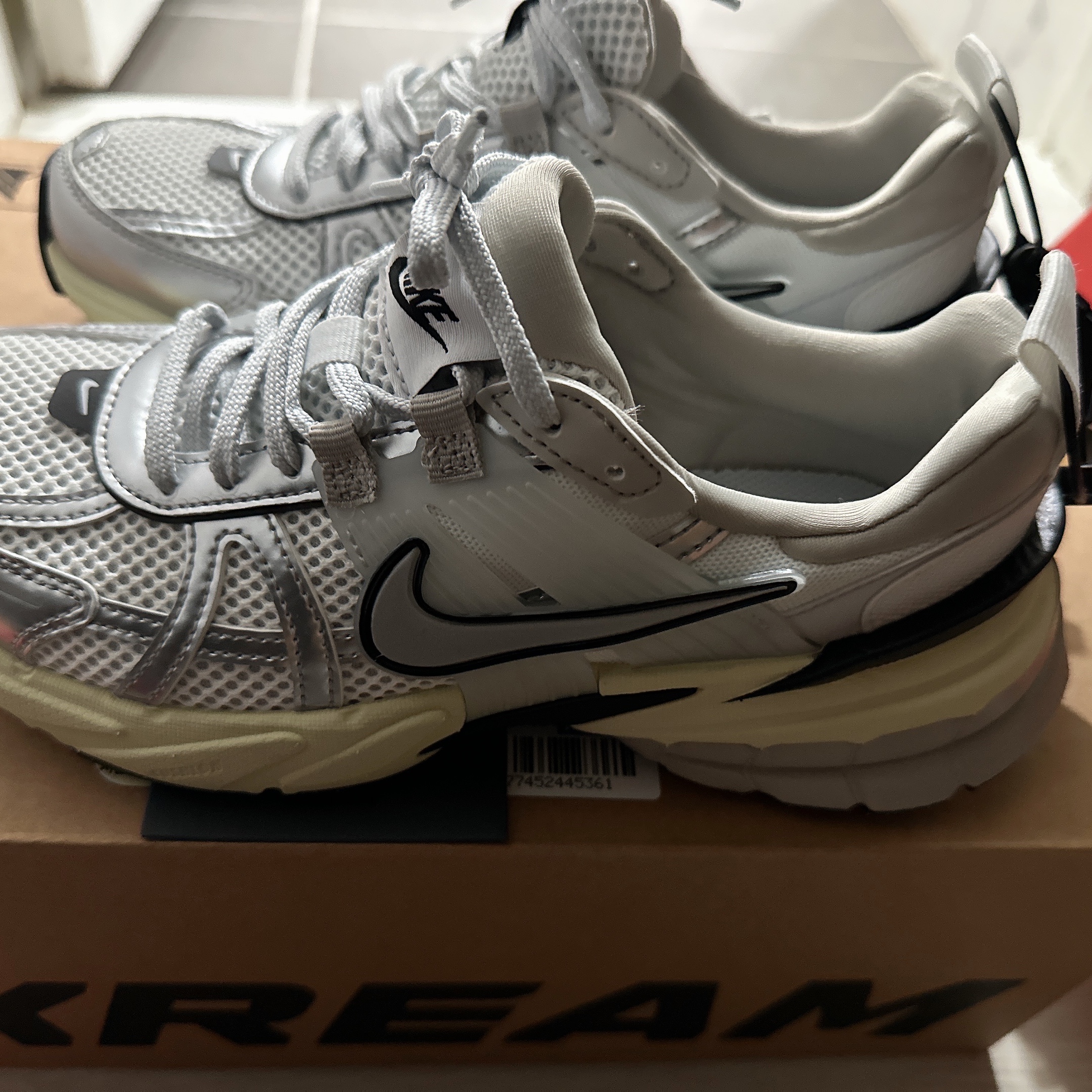 Nike V2K Run Summit White Metallic Silver 착용 스타일 - 2