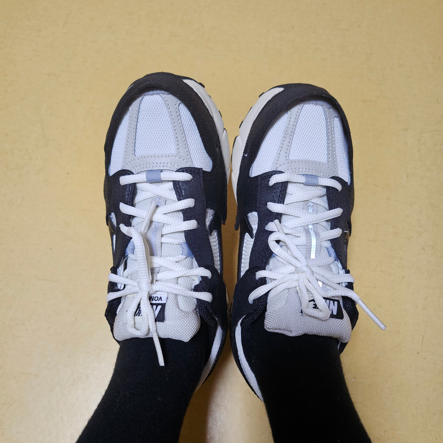 (W) Nike Zoom Vomero 5 Wolf Grey and Black 착용 스타일 - 2
