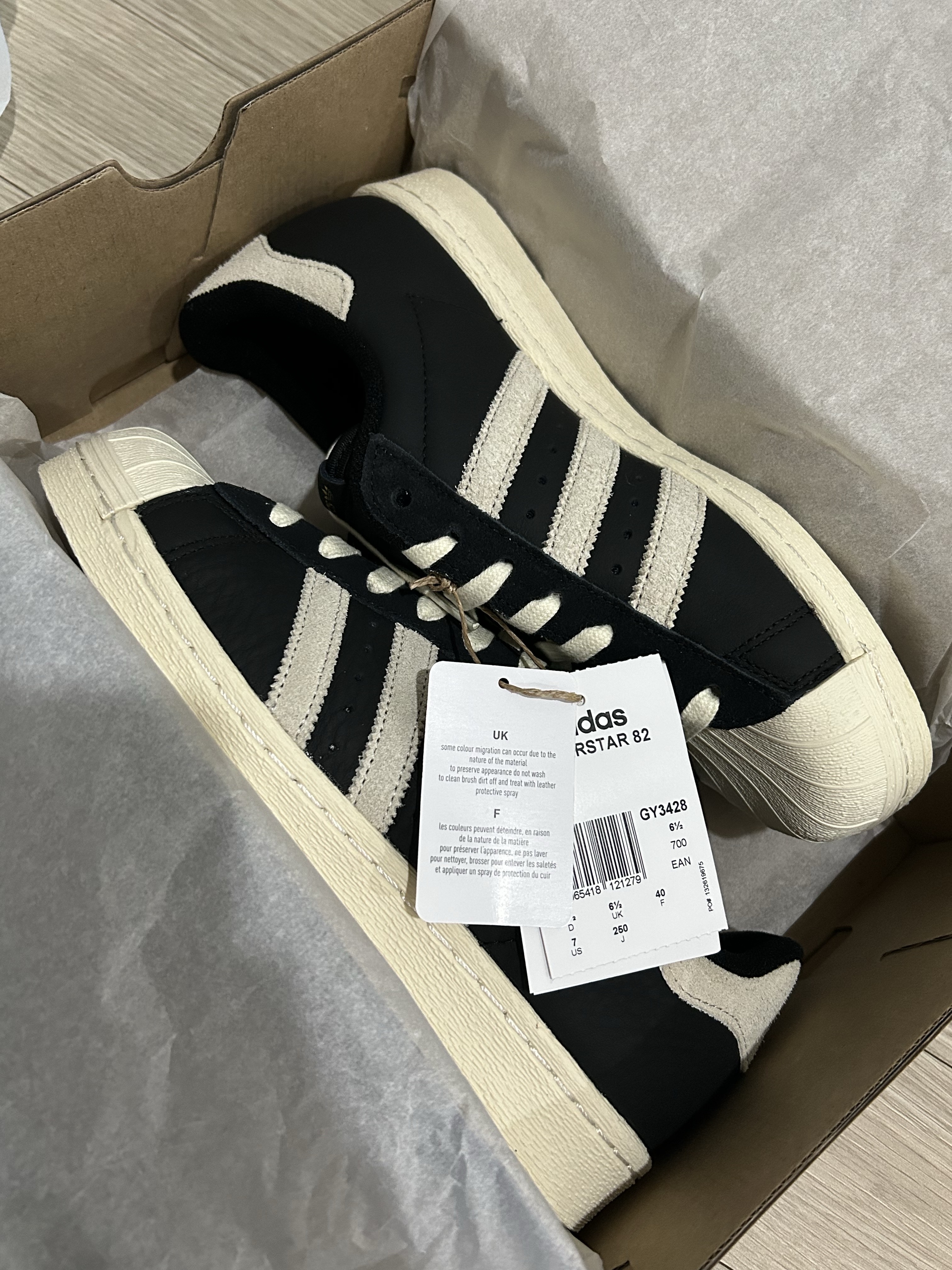 Adidas Superstar 82 Black White 착용 스타일 - 1