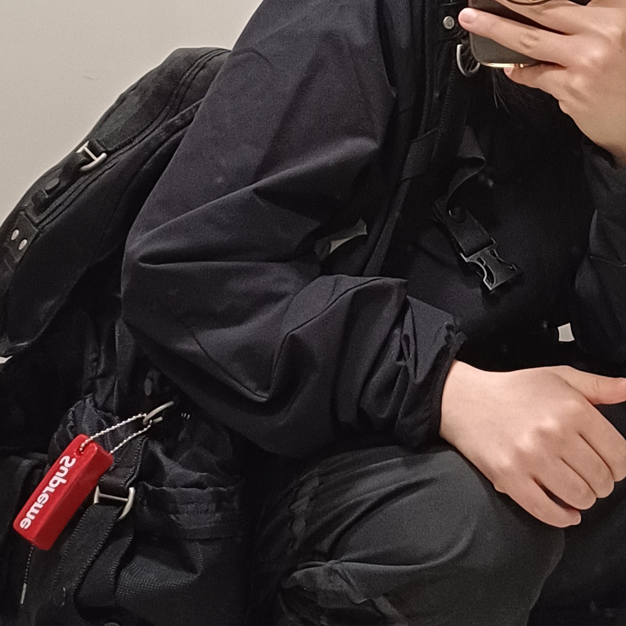 Supreme Floating Keychain Red - 23FW 착용 스타일 - 1