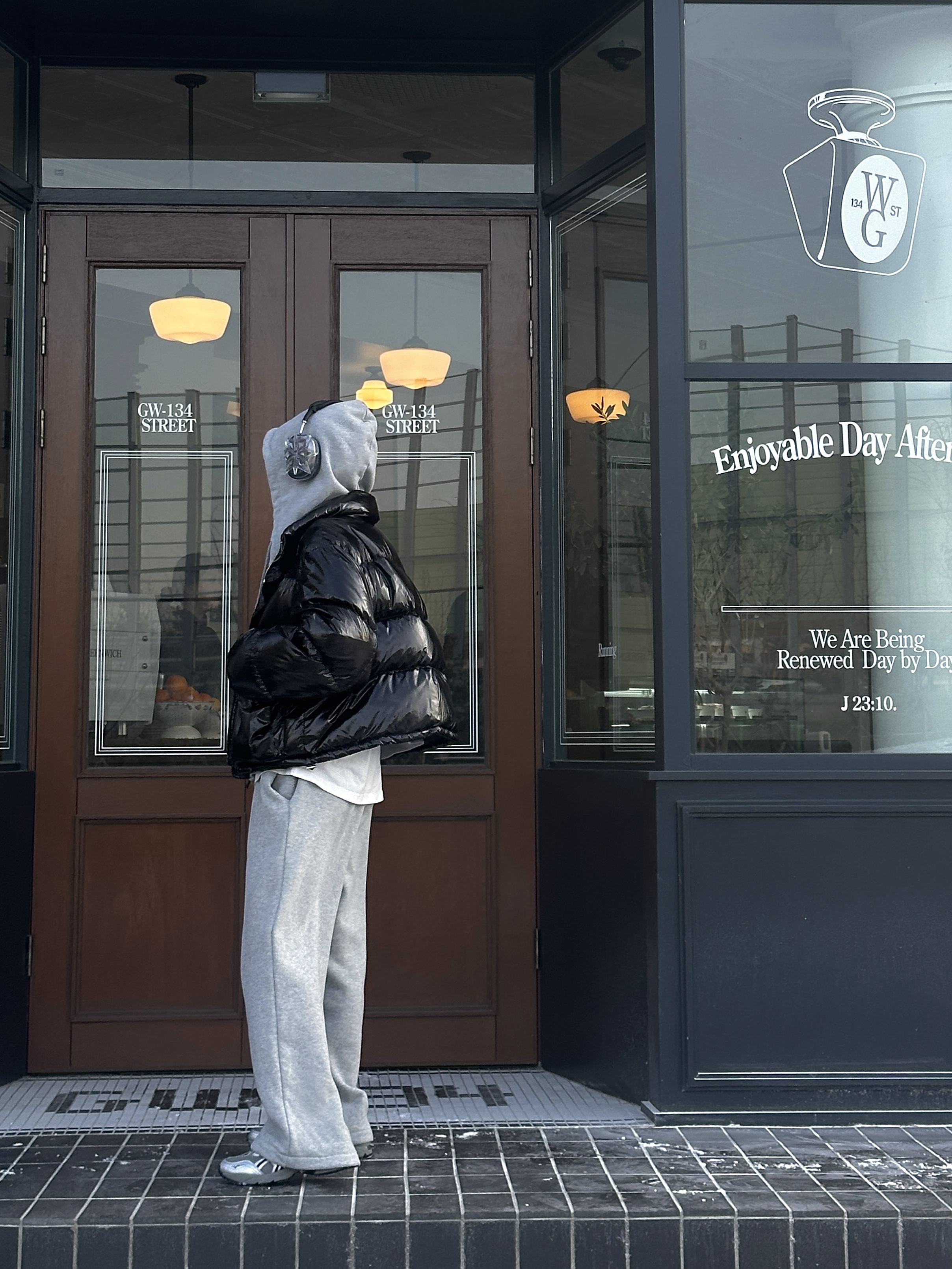 Apple AirPods Max Lightning Space Gray (Korean Ver.), Asics x Freja Wewer Gel-1090 V2 Clay Grey Pure Silver 착용 스타일 - 3