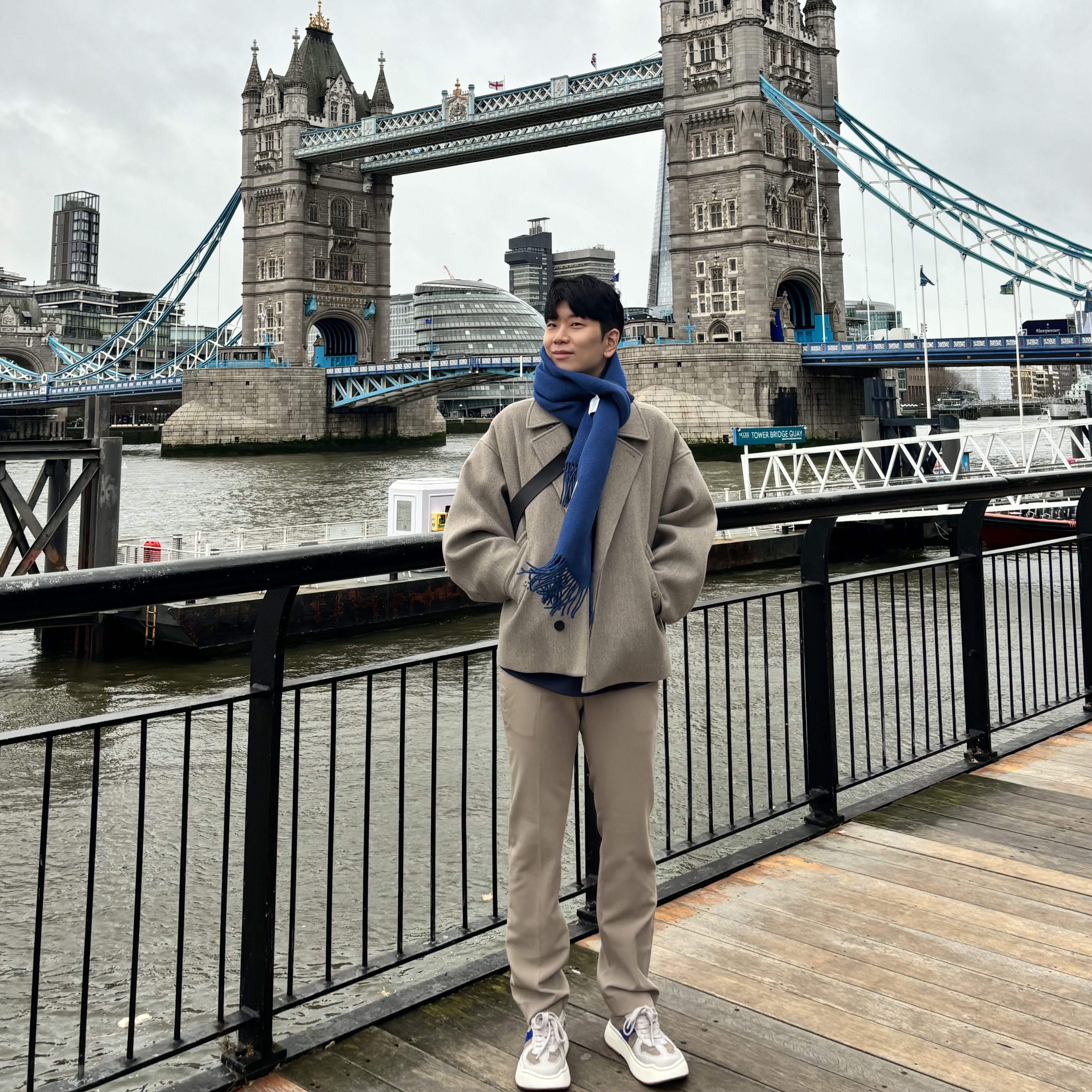 Ader Error Log; baus Gray, COS Leather Crossbody Bag Black 착용 스타일