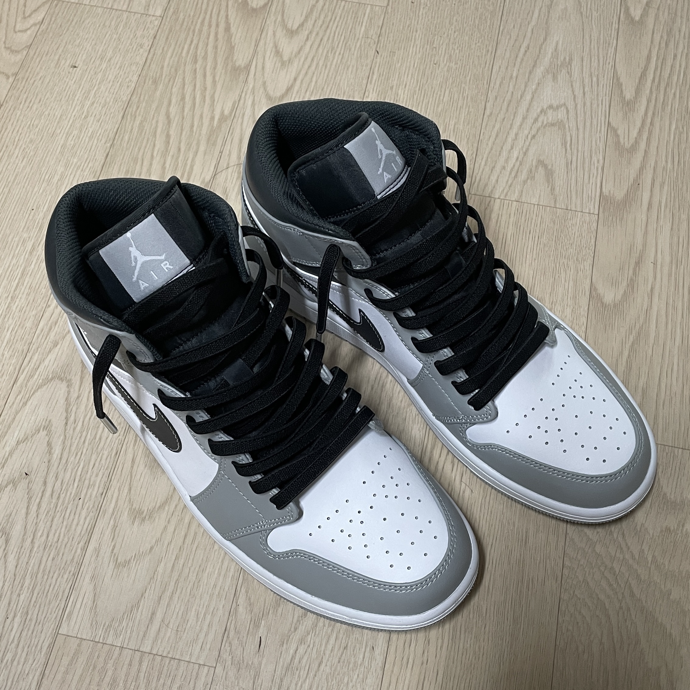 Jordan 1 Mid Light Smoke Grey Anthracite 착용 스타일 - 2