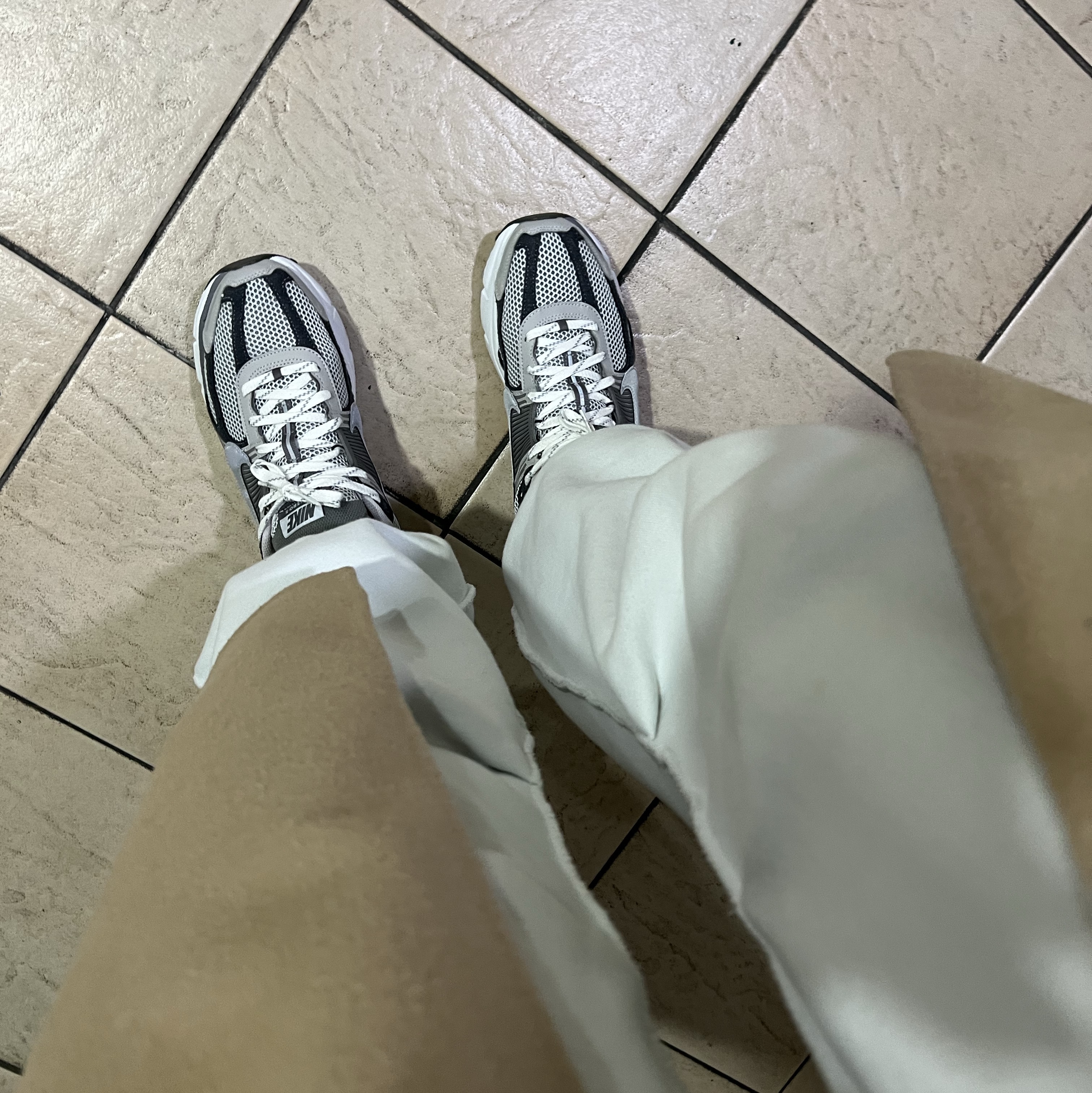 Nike Zoom Vomero 5 PRM Light Iron Ore and Flat Fewter 착용 스타일