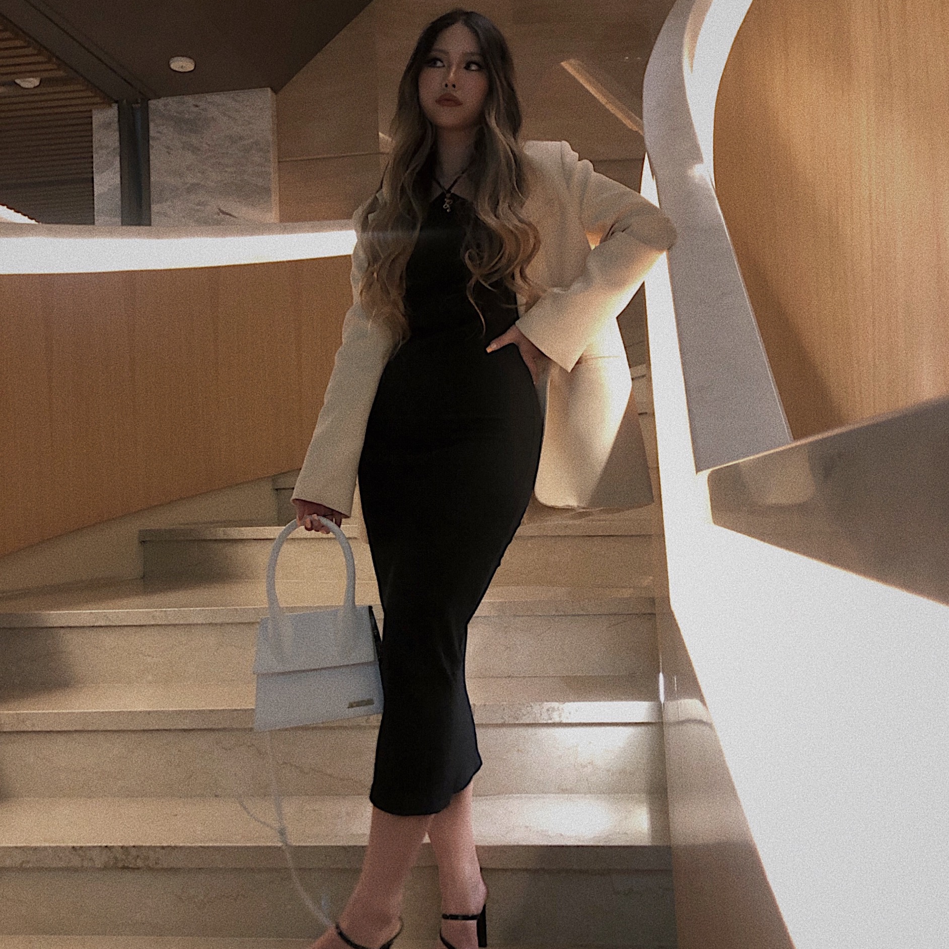 Jacquemus Le Grand Chiquito Large Leather Handbag White 착용 스타일