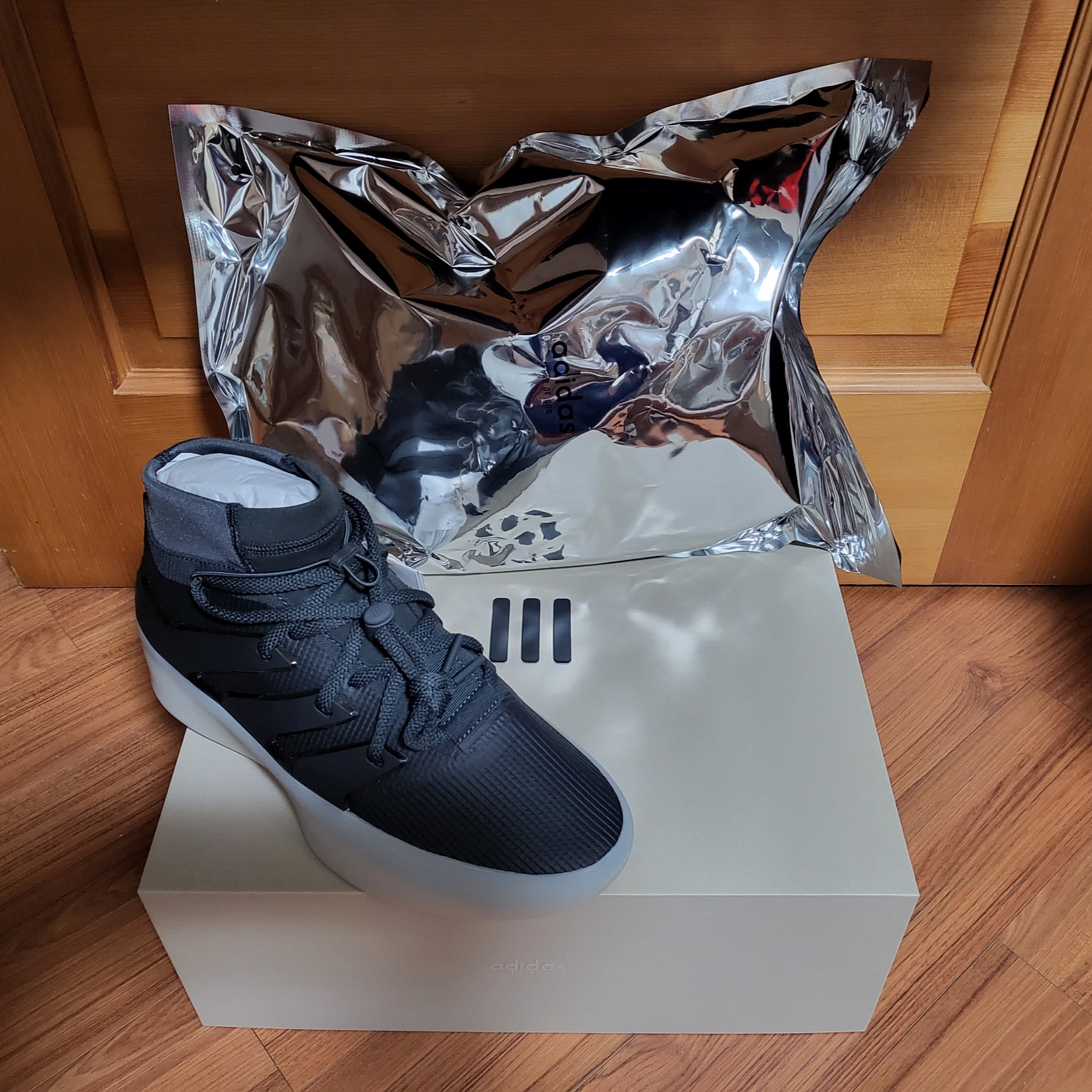 Adidas x Fear of God Athletics I Basketball Carbon 착용 스타일