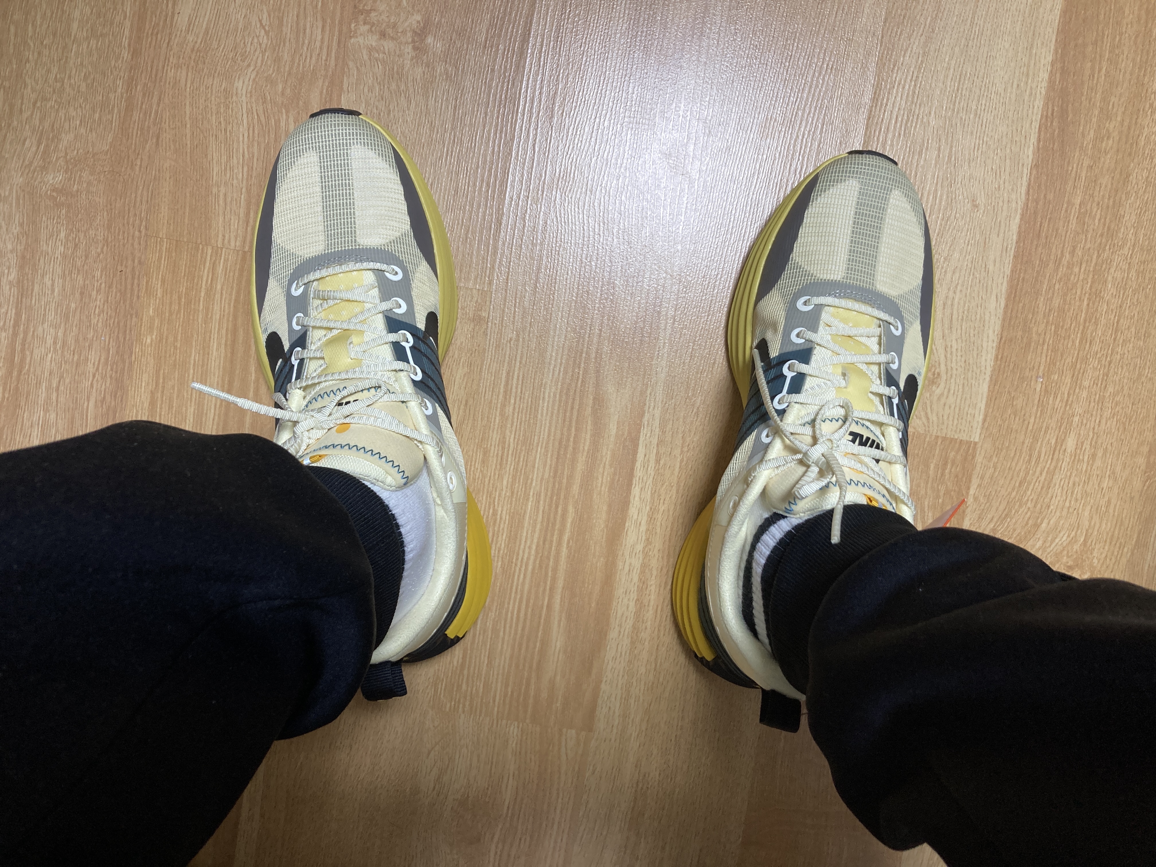 Nike Lunar Roam Alabaster and Green Abyss 착용 스타일