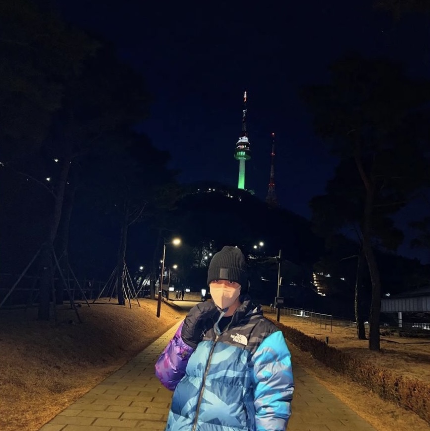 The North Face x Kaws 1996 Retro Nuptse Jacket Monterey Blue 착용 스타일 - 1