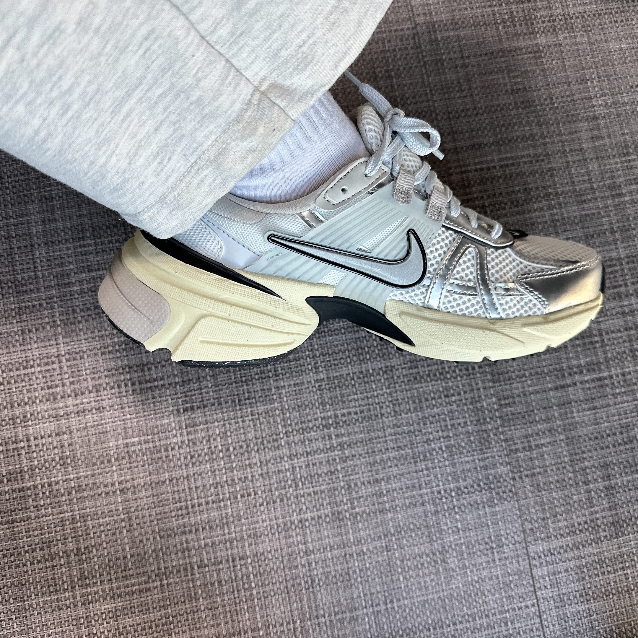 Nike V2K Run Summit White Metallic Silver 착용 스타일 - 6