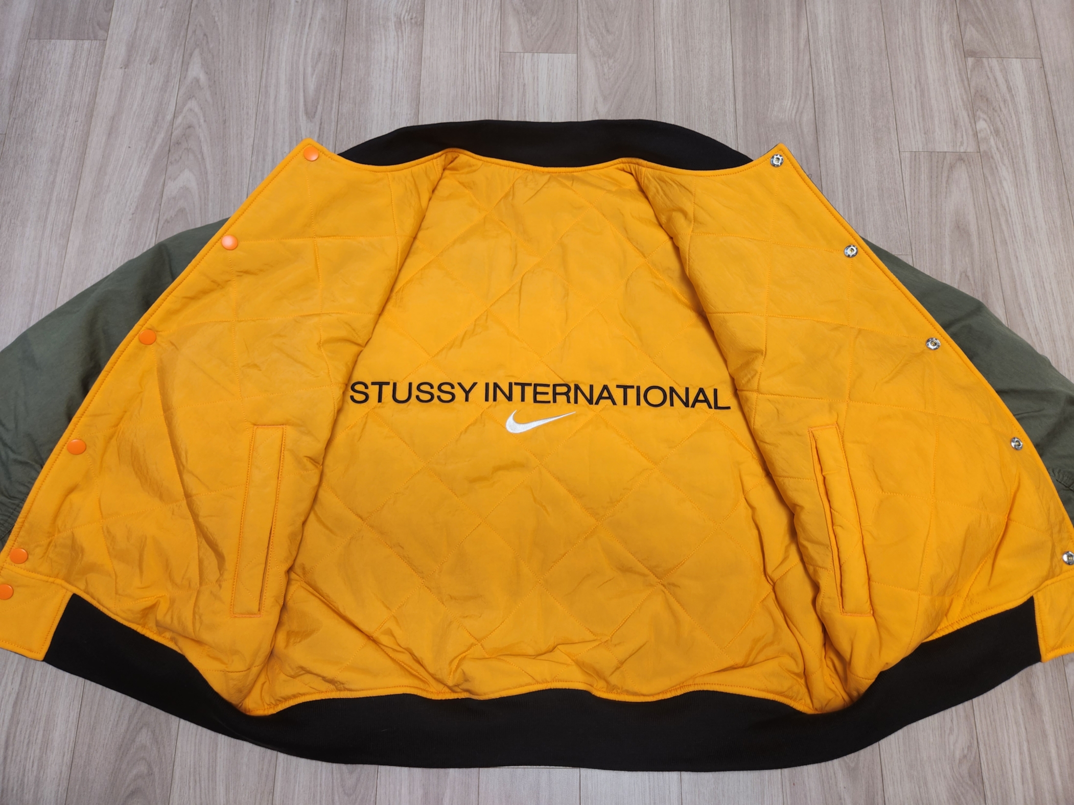 Nike x Stussy Reversible Jacket Medium Olive (FJ9153-222) 착용 스타일 - 5