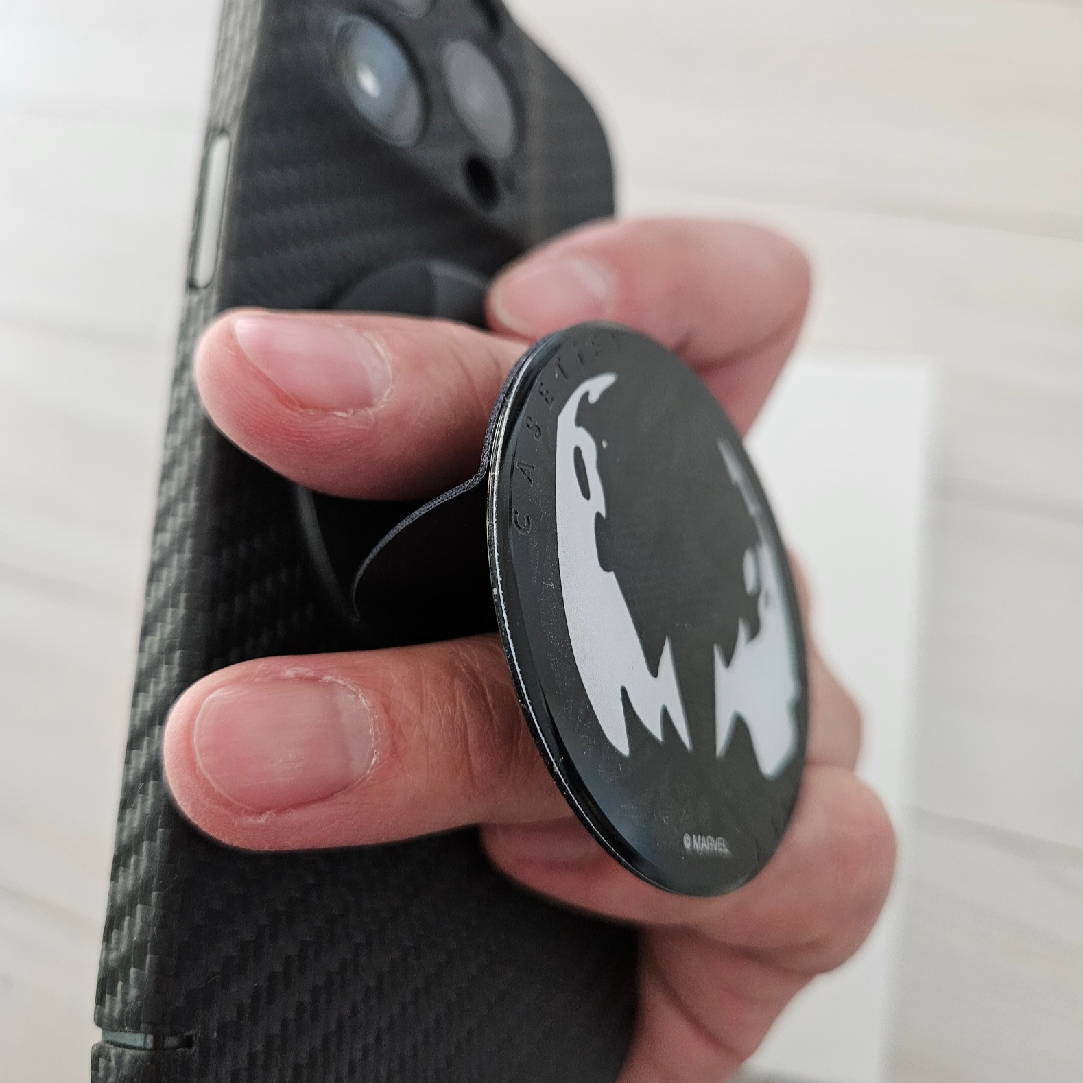 Casetify x Marvel Venom Magasafe Snappy Grip Stand Black 착용 스타일 - 3