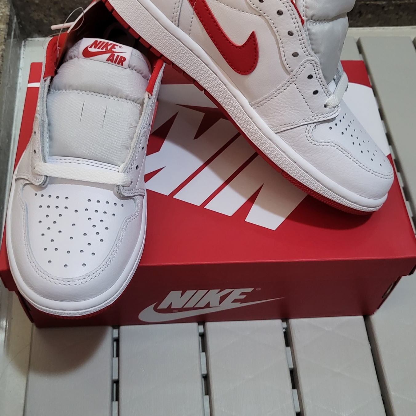 Jordan 1 Retro Low OG University Red, (W) Nike Dunk Low Vintage Black and White 착용 스타일 - 2